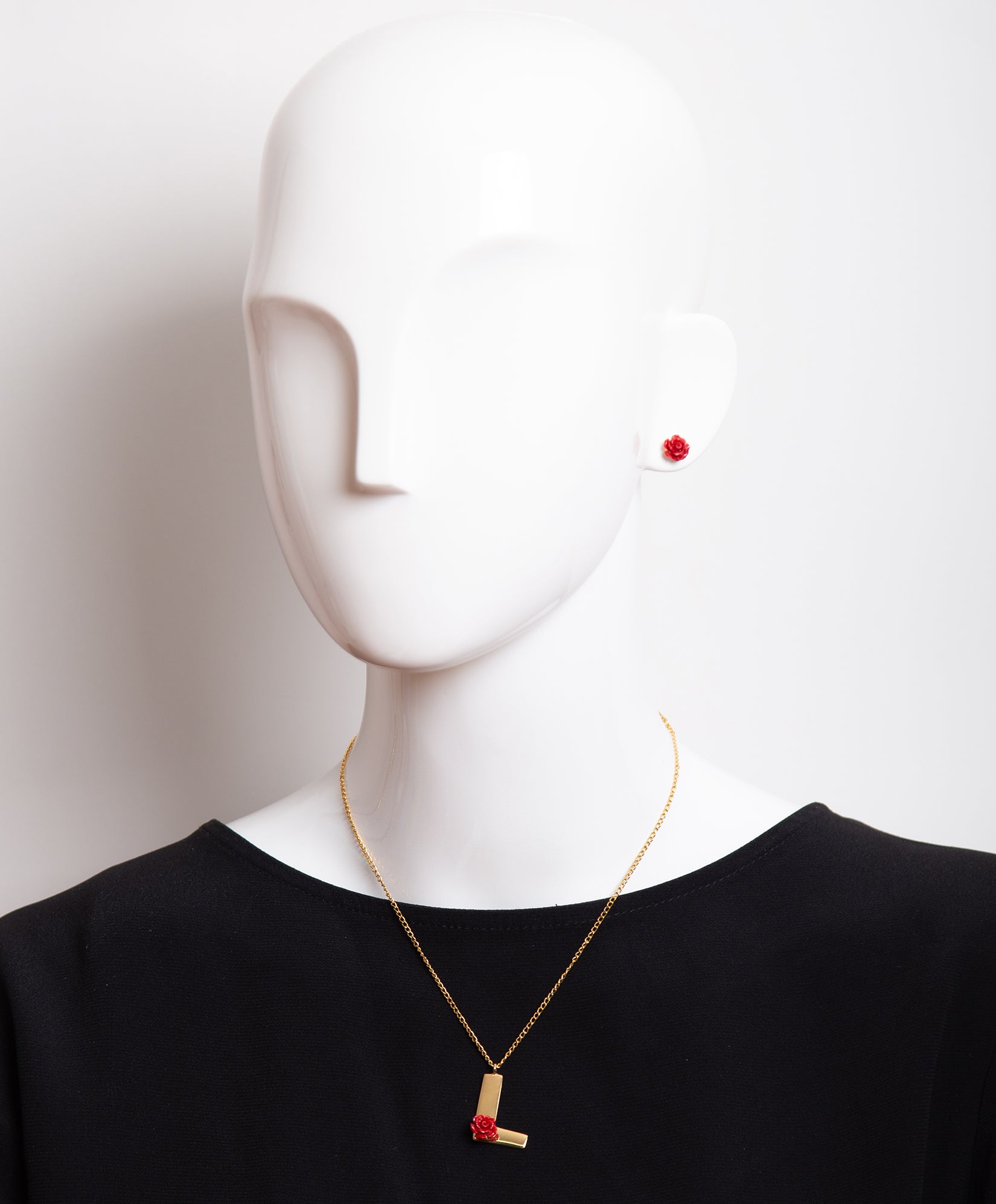 Collar con una rosa y la inicial L Lady