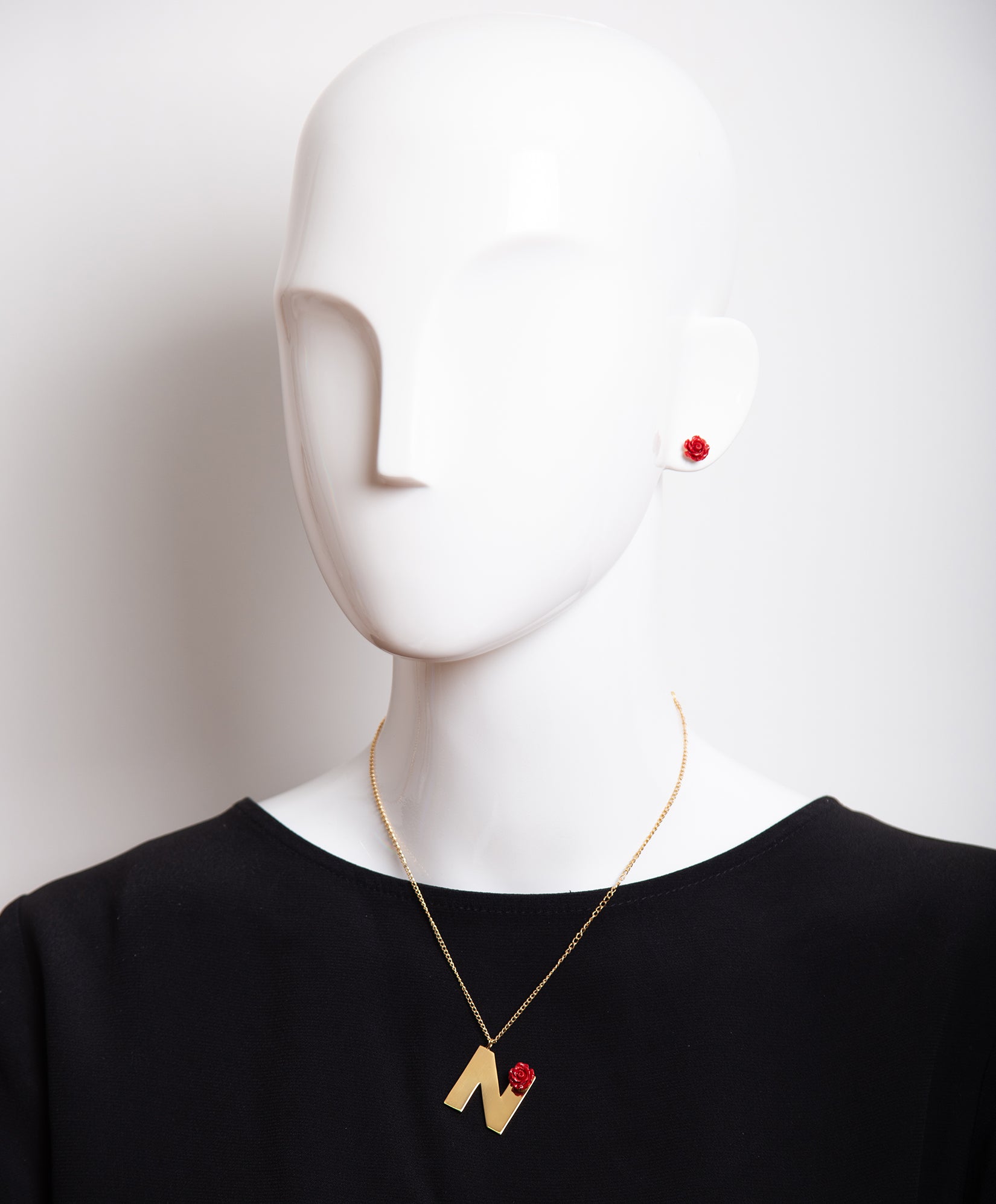 Collar con una rosa y la inicial N Lady