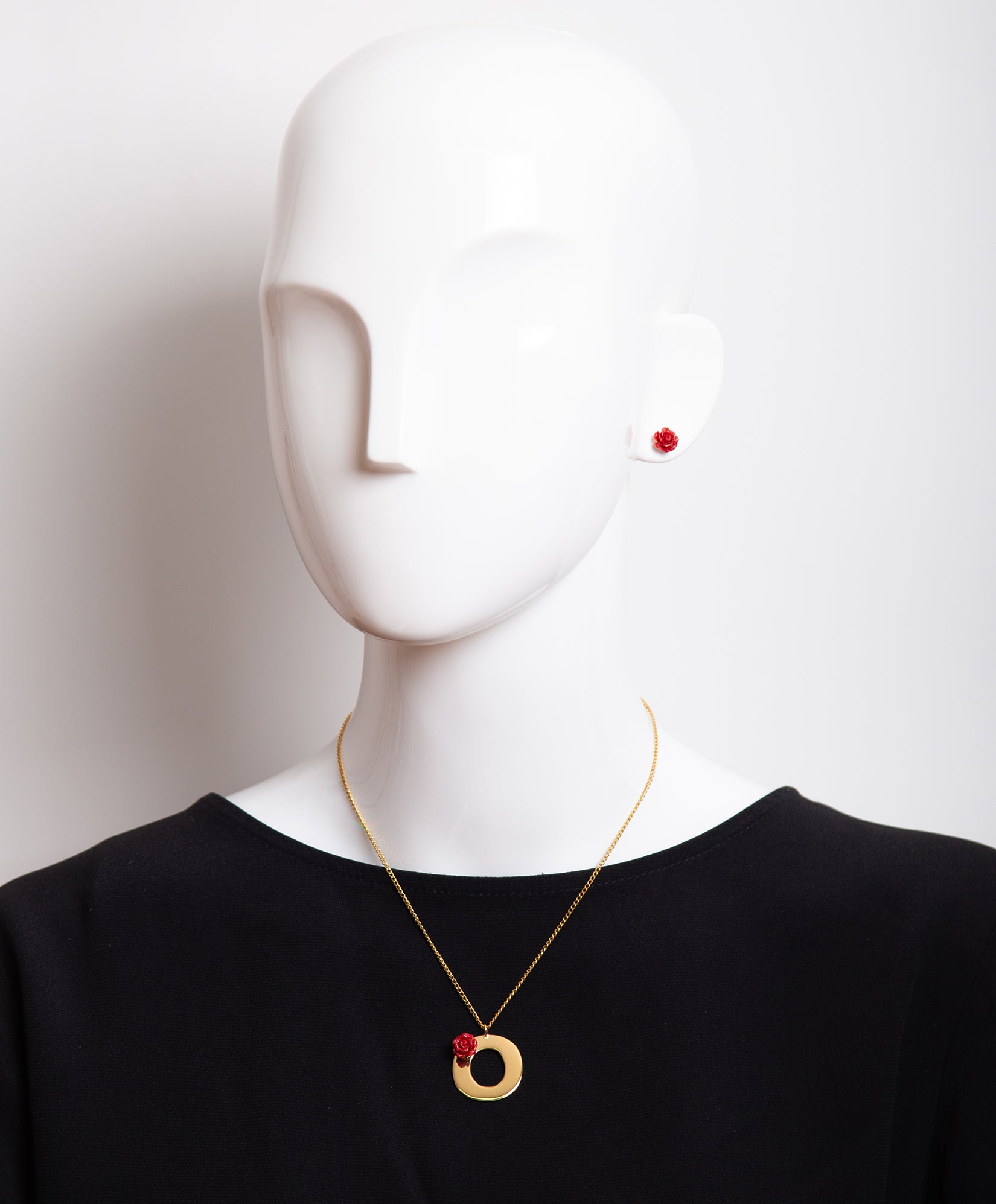 Collar con una rosa y la inicial O Lady