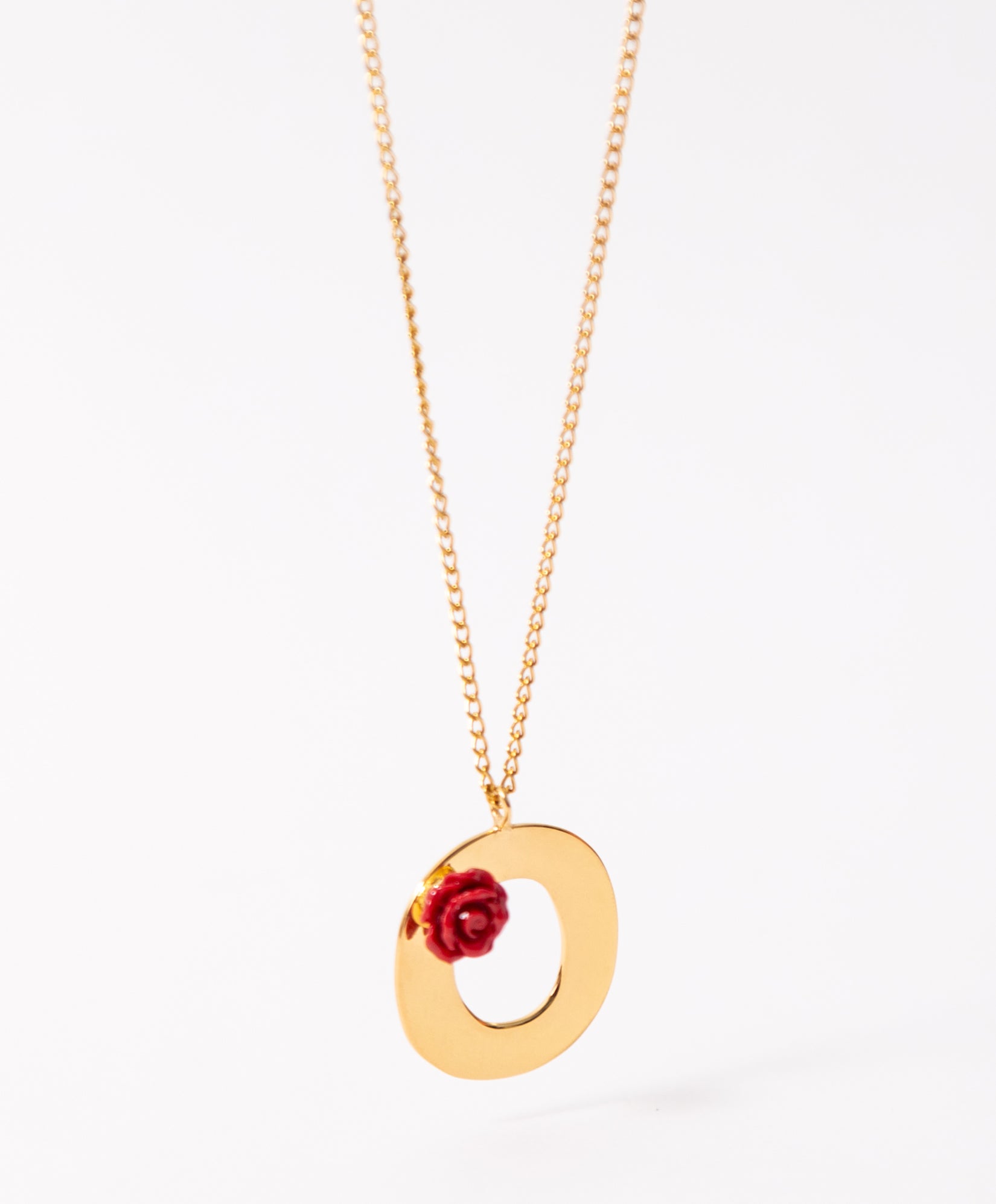 Collar con una rosa y la inicial O Lady