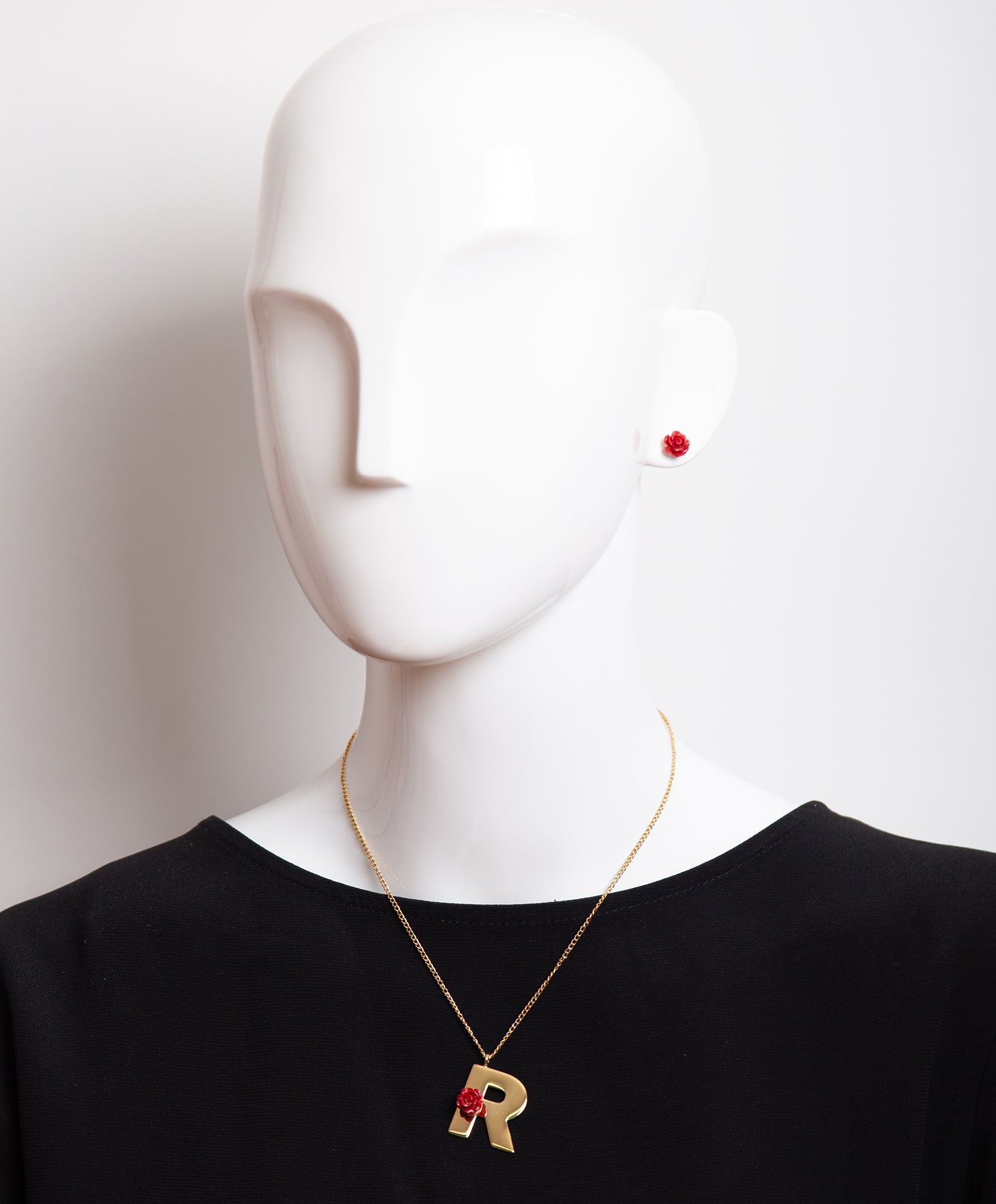 Collar con una rosa y la inicial R Lady