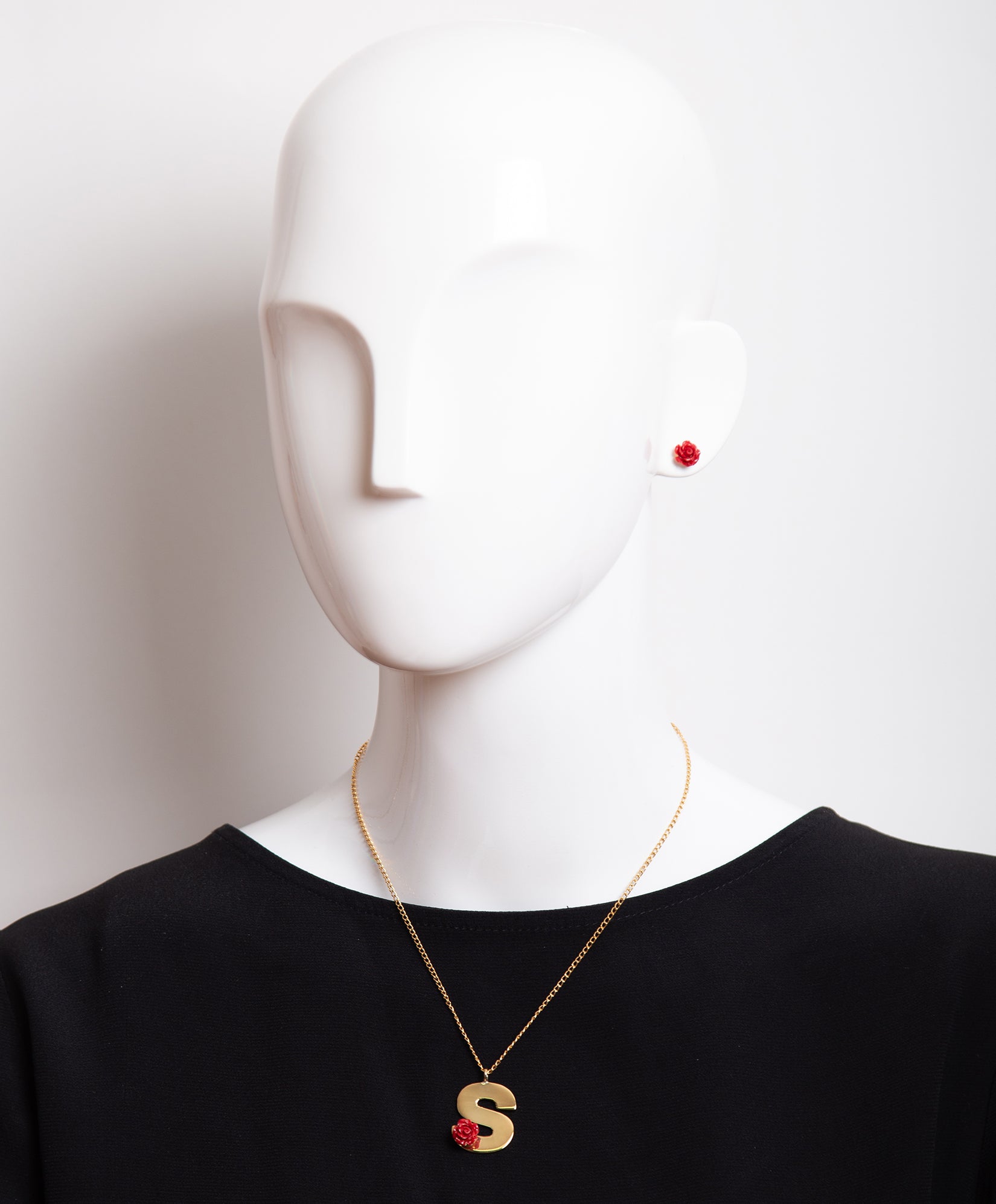 Collar con una rosa y la inicial S Lady