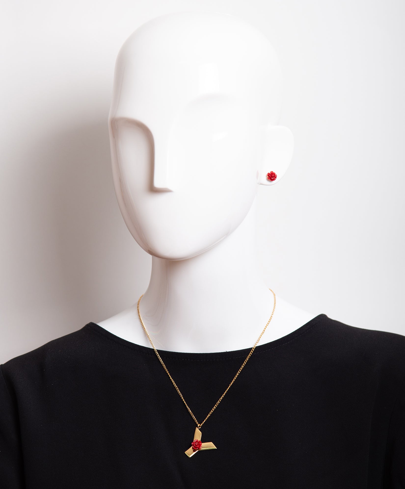 Collar con una rosa y la inicial Y Lady