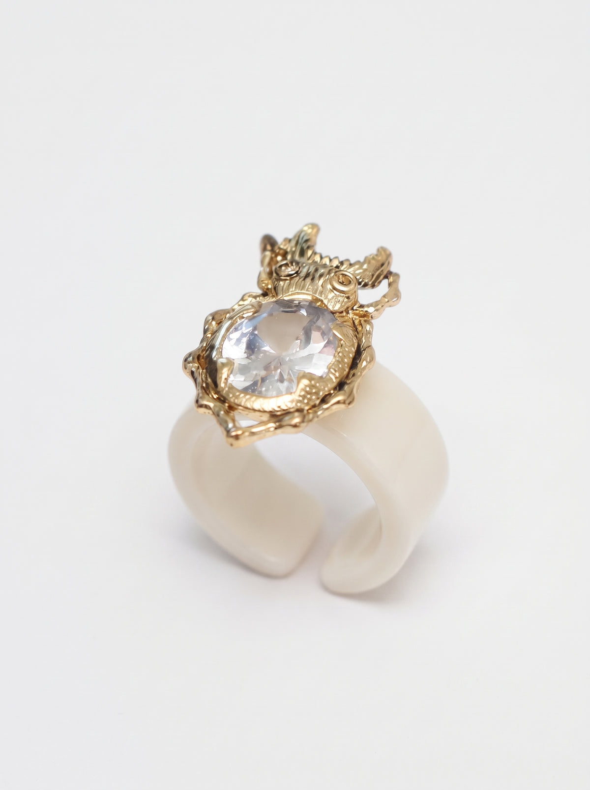 Anillo de baquelita Marfil con Escarabajo en baño de Gold-Filled de 22kt y Cristal Austriaco