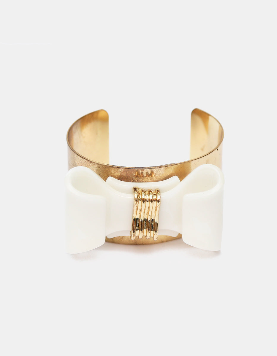 Brazalete Cuff Moño de Acrílico Blanco con Cadenas Colgantes en Gold-Filled de 22kt