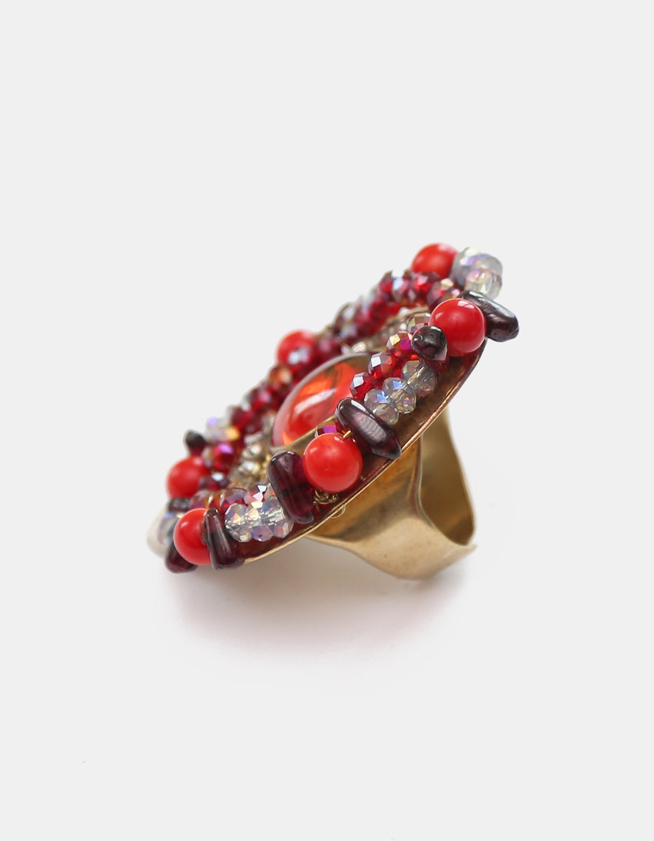 Anillo rosetón ajustable de vermeil de 22k con piedras artesanales y detalles en coral rojo