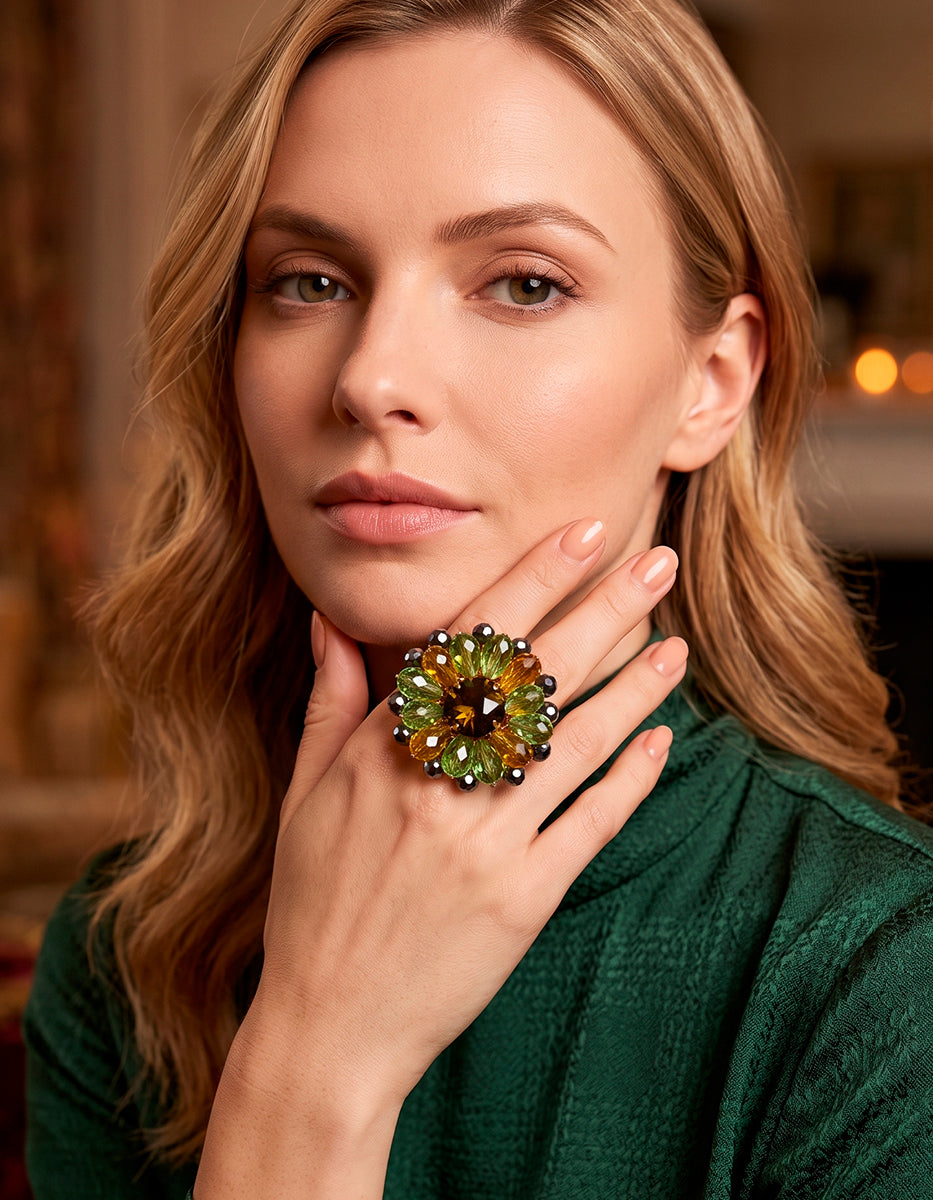Anillo ajustable en baño vermeil de 22k con flor de circonias en tonos verde y ámbar