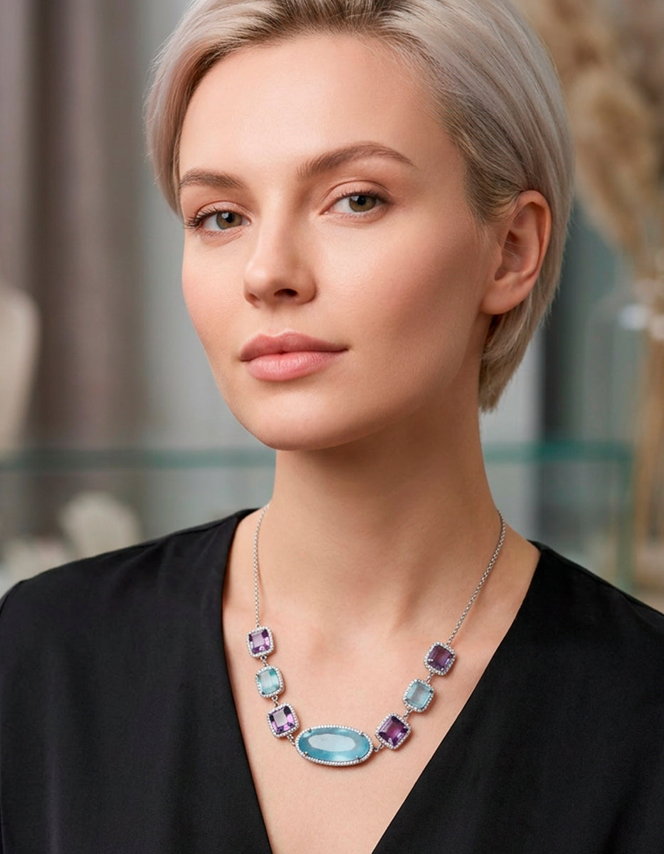 Collar en Baño de Platino con Cristal Ojo de Gato Azul, Amatista y Topacios Blancos