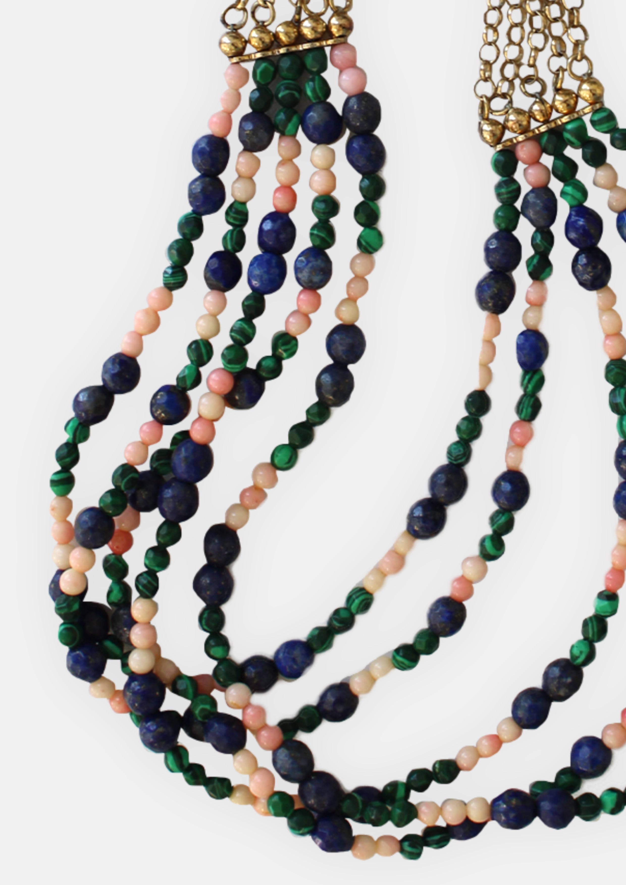 Collar vermeil de 22kt con hilos en cascada de lapislázuli, malaquita y coral rosa