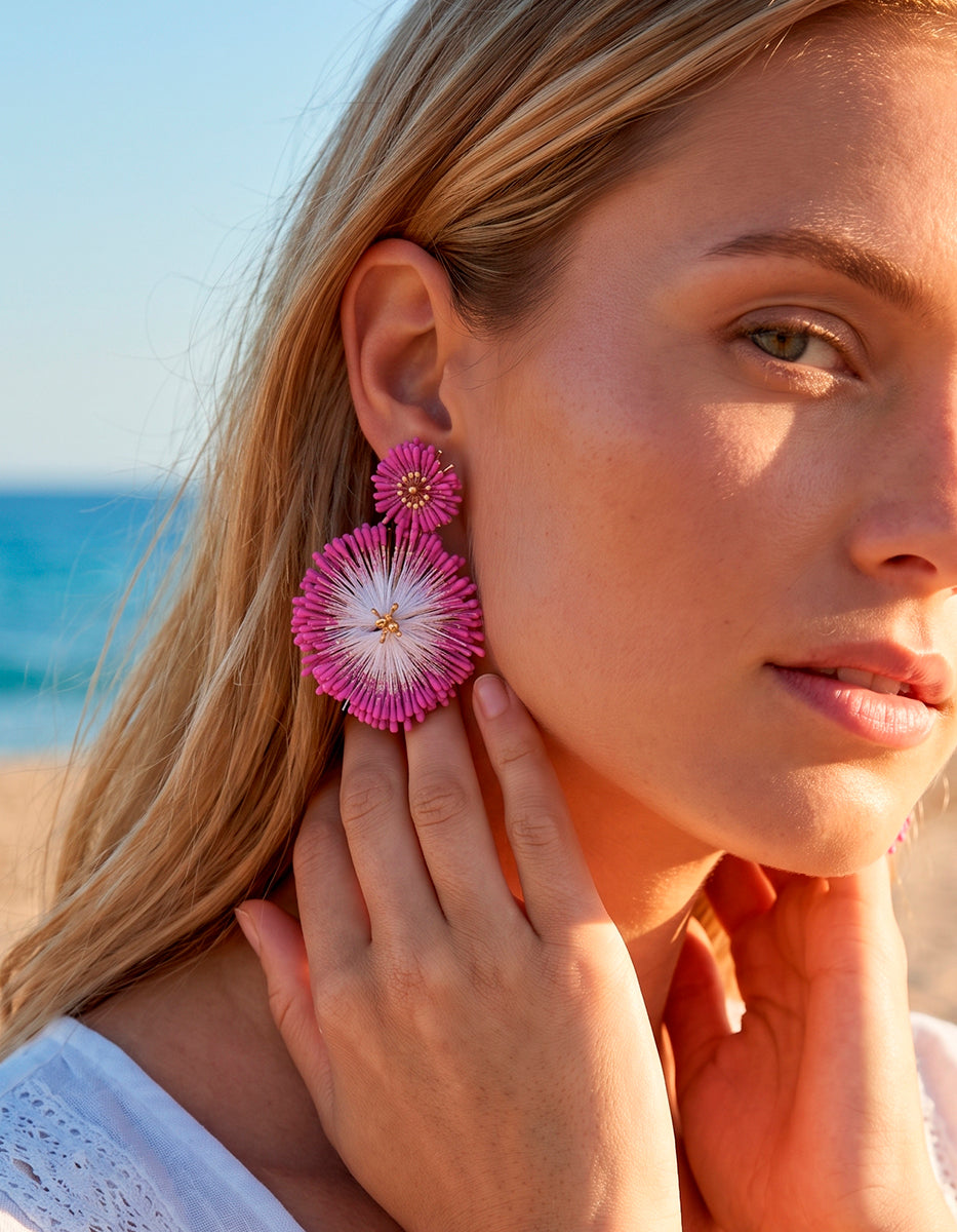 Aretes oro laminado 22 kt con diseño estilo dalia con tejido en gradiente fucsia Ultramar