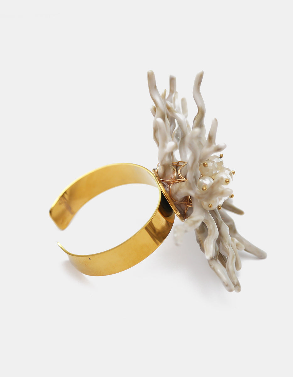 Brazalete en oro laminado 22kt con flor de racimo en esmalte gris, perlas Mabe y cuarzo Ultramar
