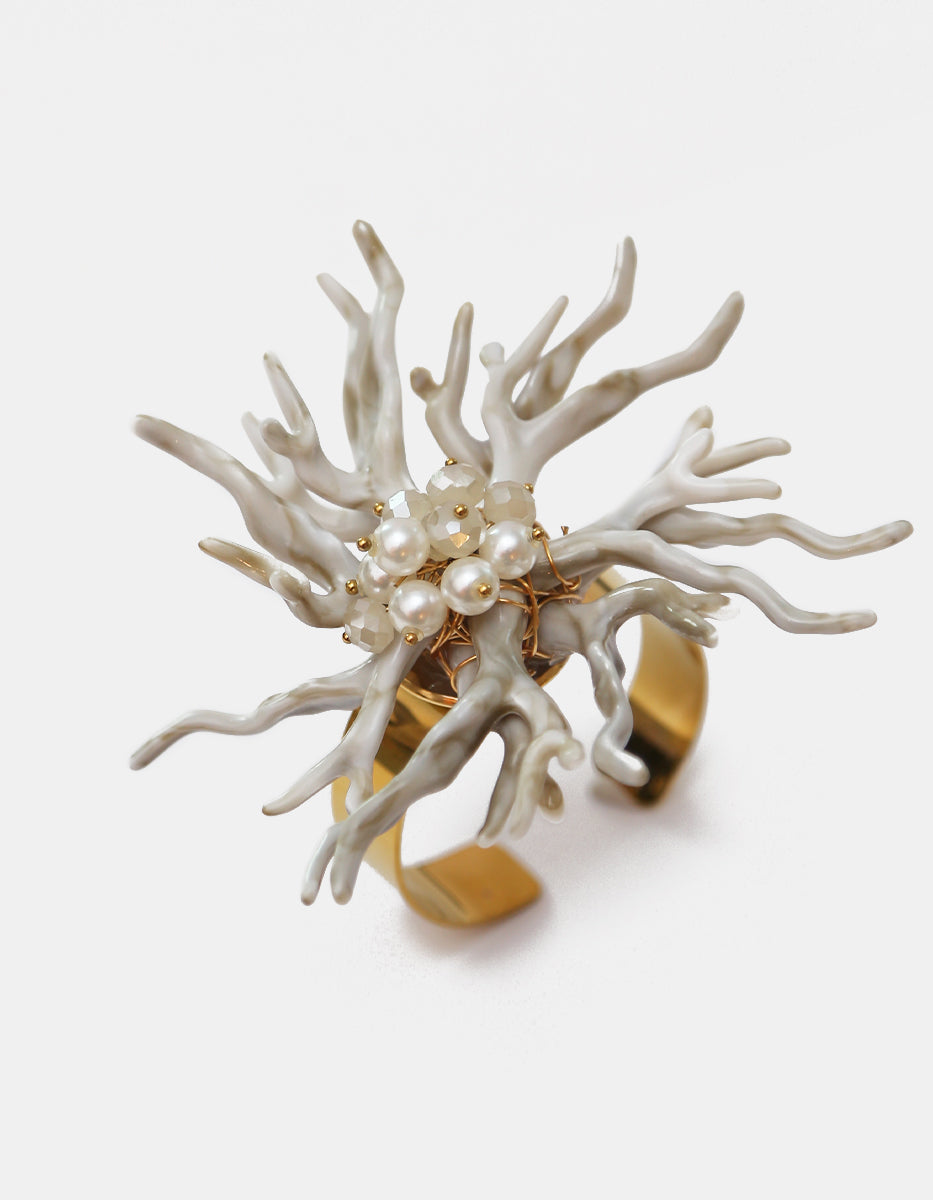 Brazalete en oro laminado 22kt con flor de racimo en esmalte gris, perlas Mabe y cuarzo Ultramar