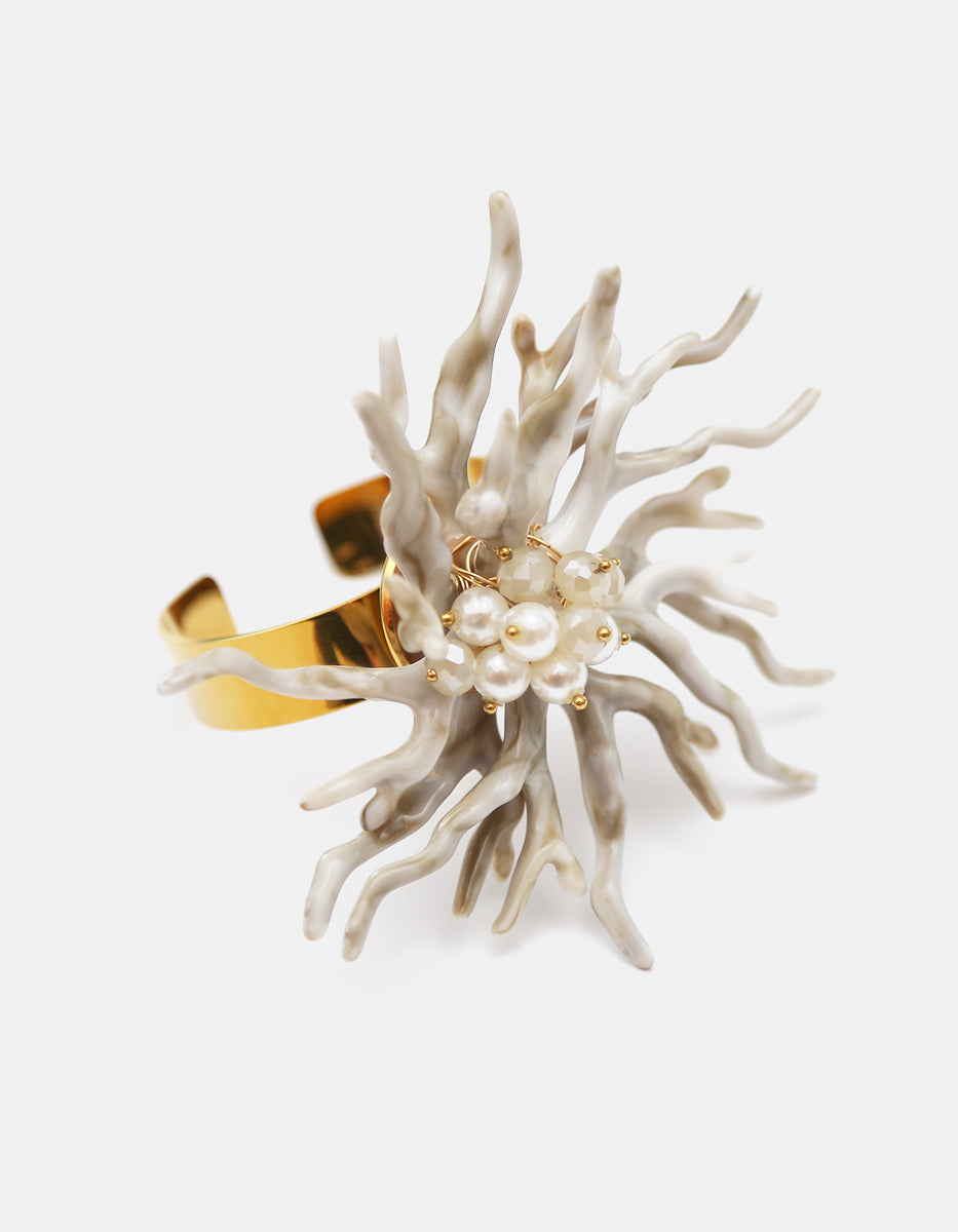 Brazalete en oro laminado 22kt con flor de racimo en esmalte gris, perlas Mabe y cuarzo Ultramar