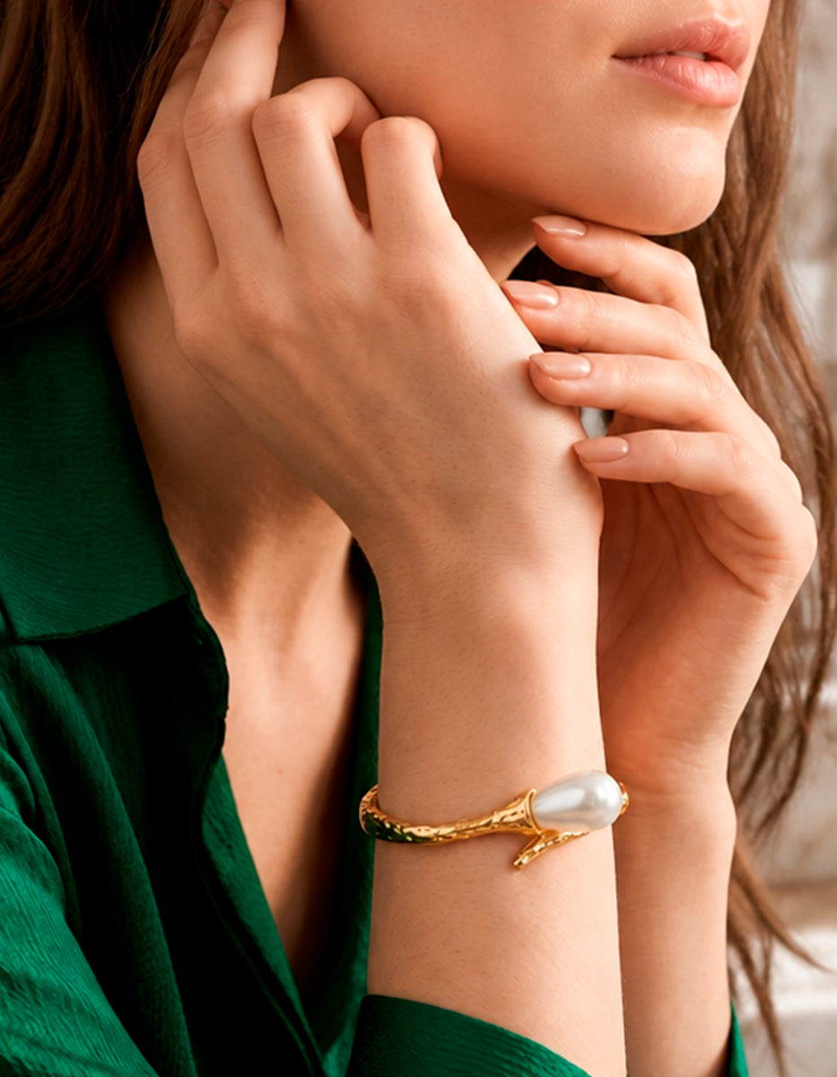 Brazalete Rígido Orgánico en Baño de Oro de 22kt con Perla Barroca en Gota