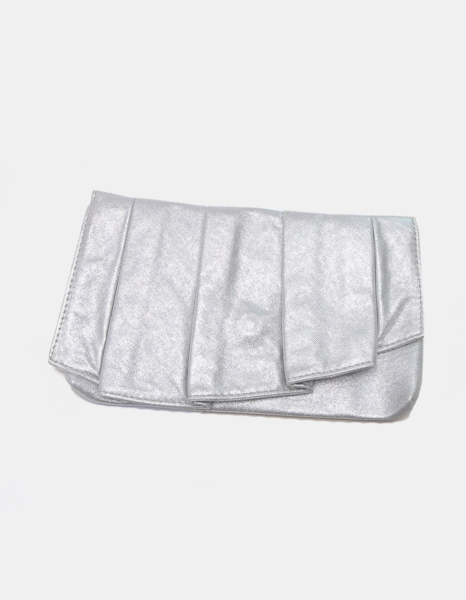 Bolso sobre metálico plisado en tono plata con textura luminosa
