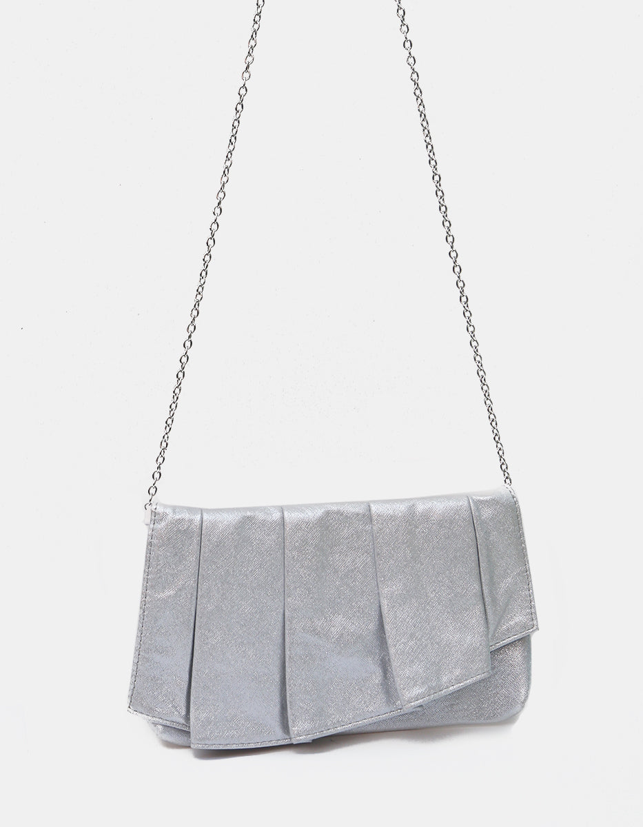 Bolso sobre metálico plisado en tono plata con textura luminosa