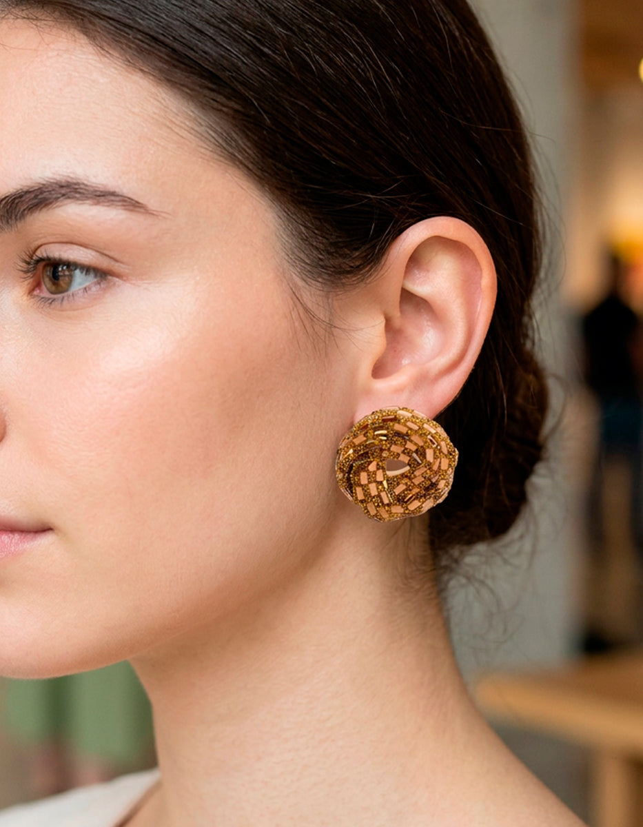 Aretes circulares en oro laminado de 22kt con calado triangular y cristales Swarovski champagne