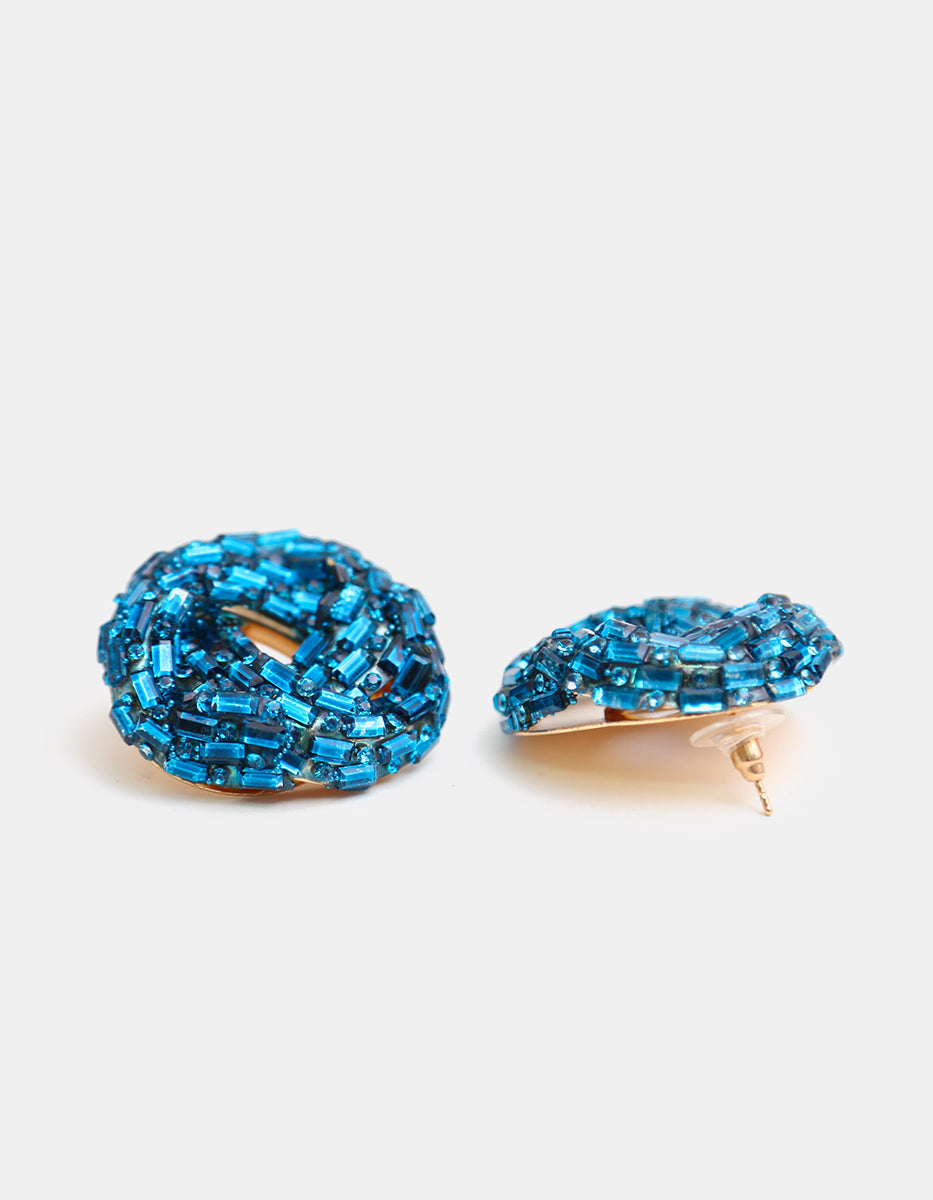 Aretes redondos entrelazados en oro laminado de 22kt con gemas de espinolita azul