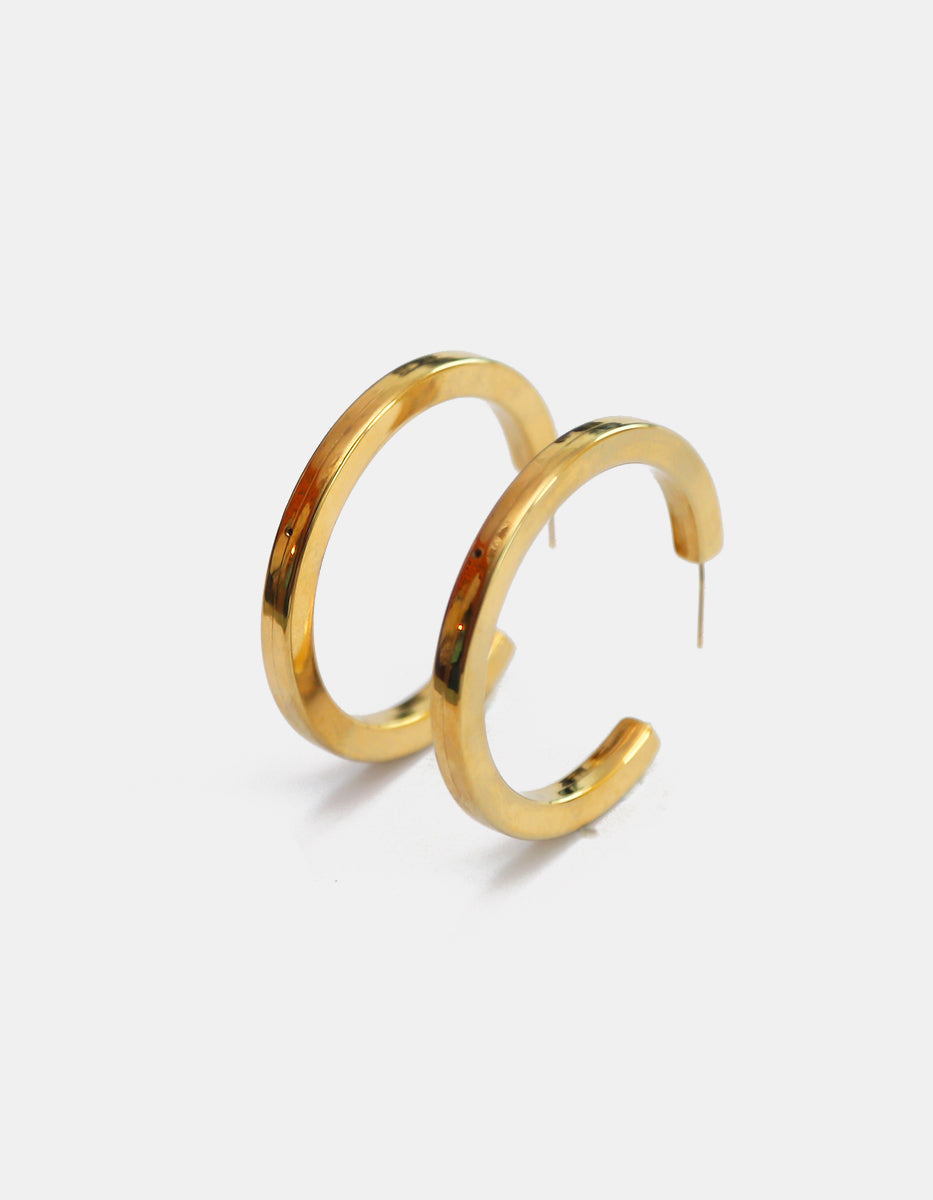 Arracadas grandes en oro laminado de 22k lisa plana Golden Chic
