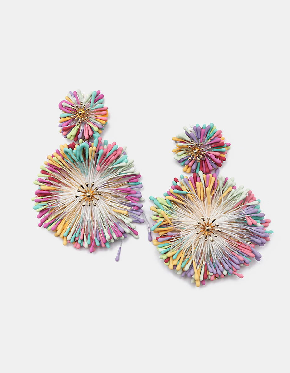 Aretes oro laminado 22 kt con diseño estilo dalia con tejido en gradiente multicolor Ultramar