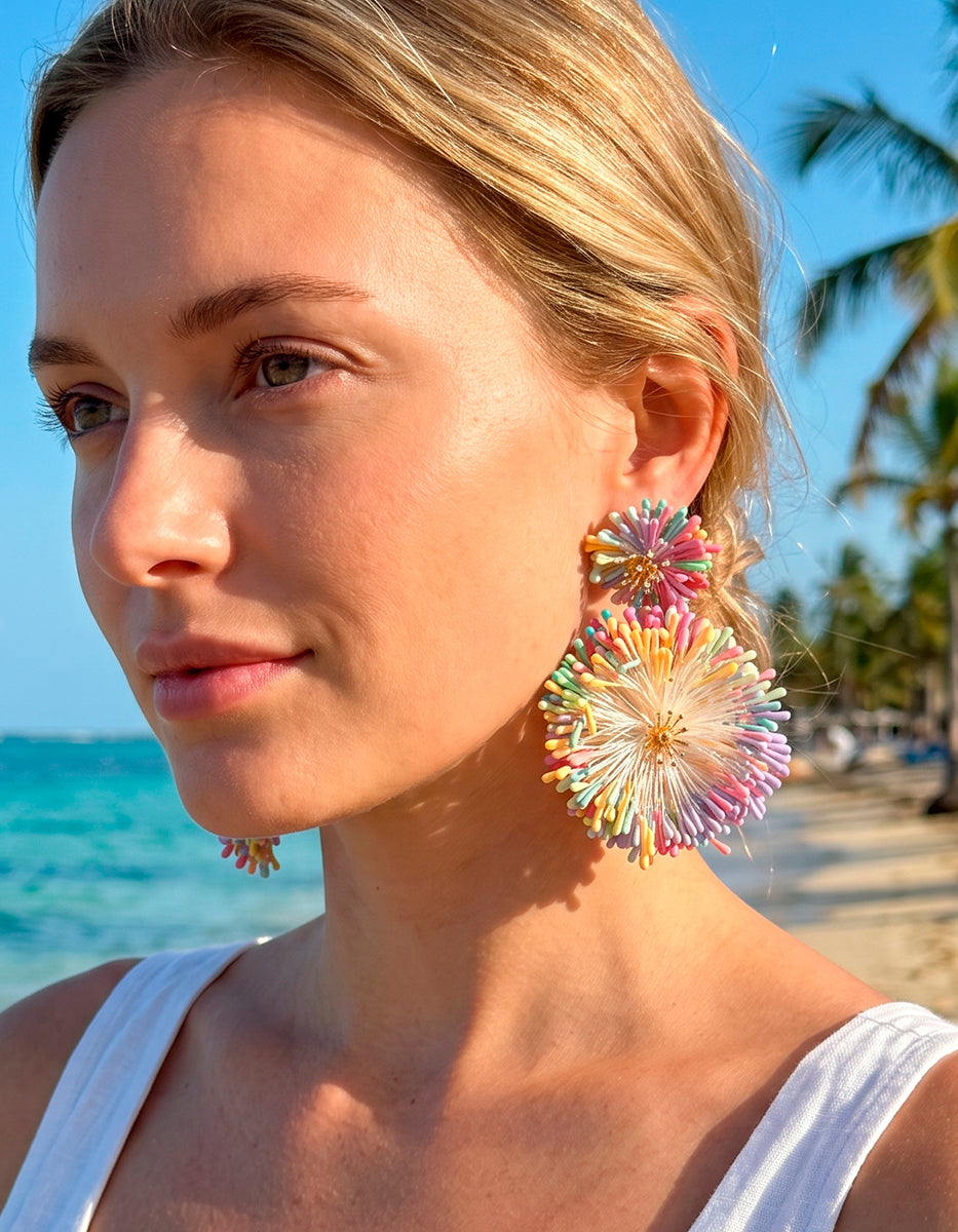 Aretes oro laminado 22 kt con diseño estilo dalia con tejido en gradiente multicolor Ultramar