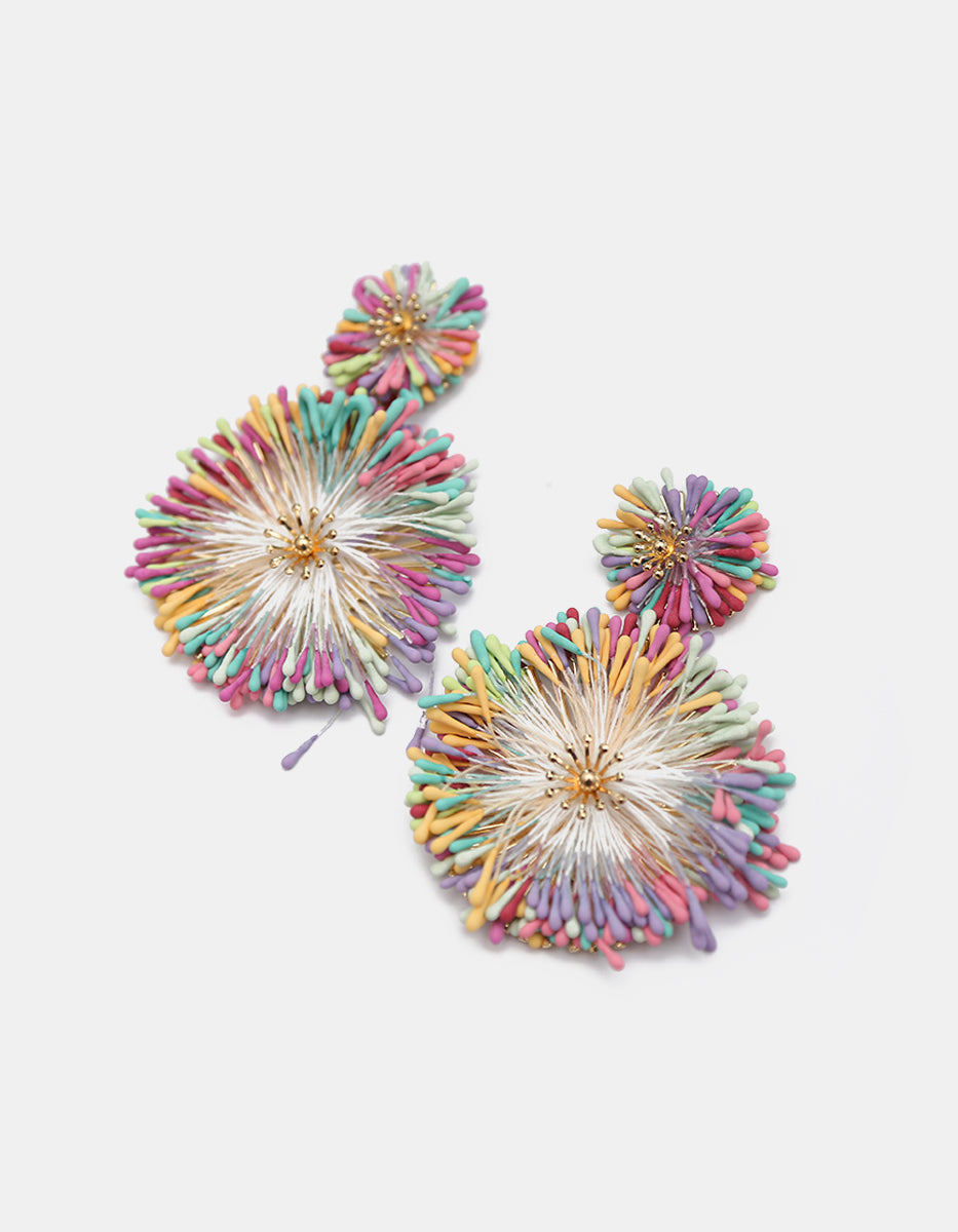 Aretes oro laminado 22 kt con diseño estilo dalia con tejido en gradiente multicolor Ultramar