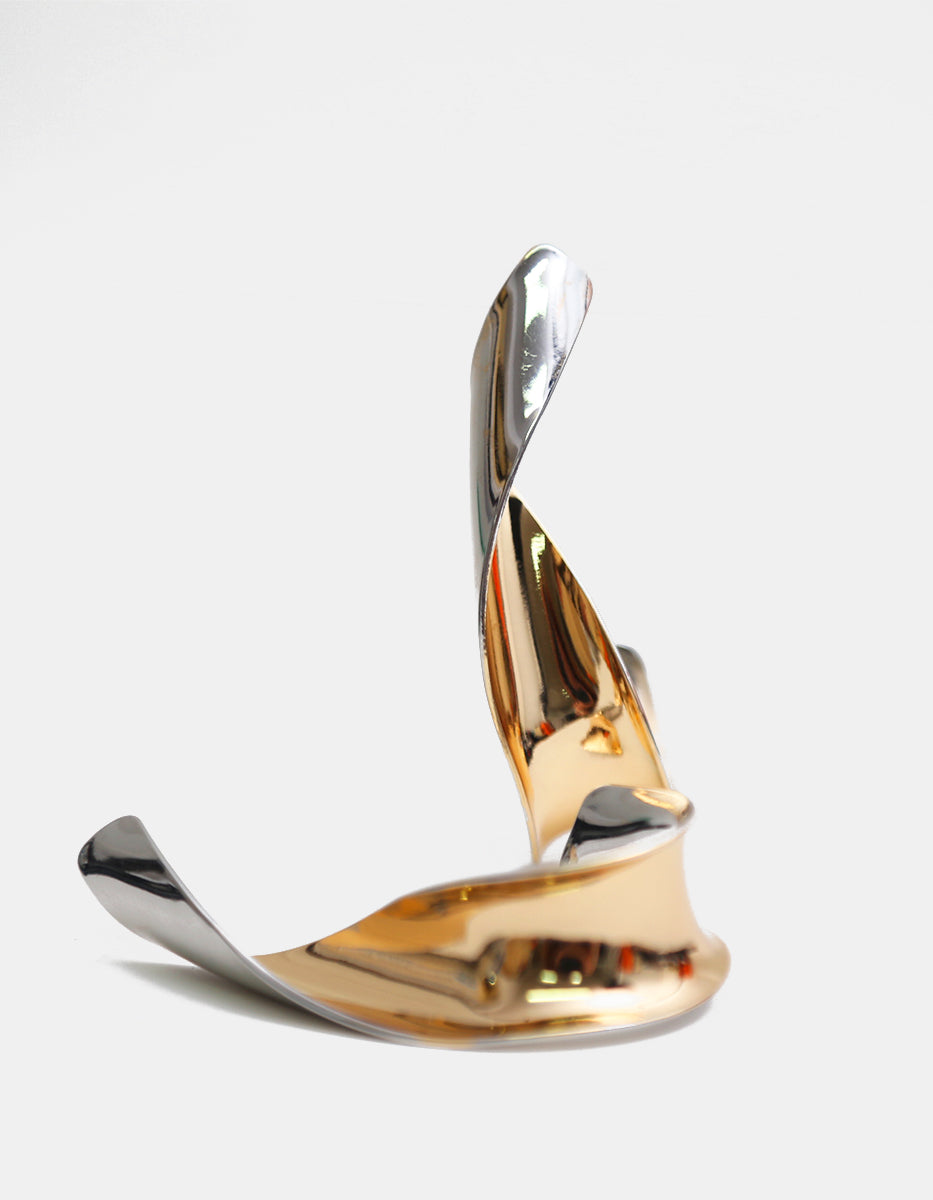 Aretes torcidos en bronce con baño de oro laminado de 22kt