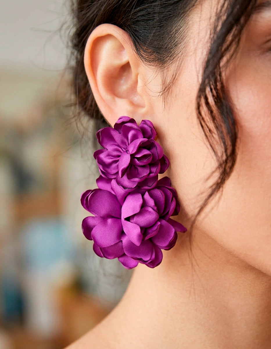 Aretes de doble flor de raso de seda morado en oro laminado de 22kt