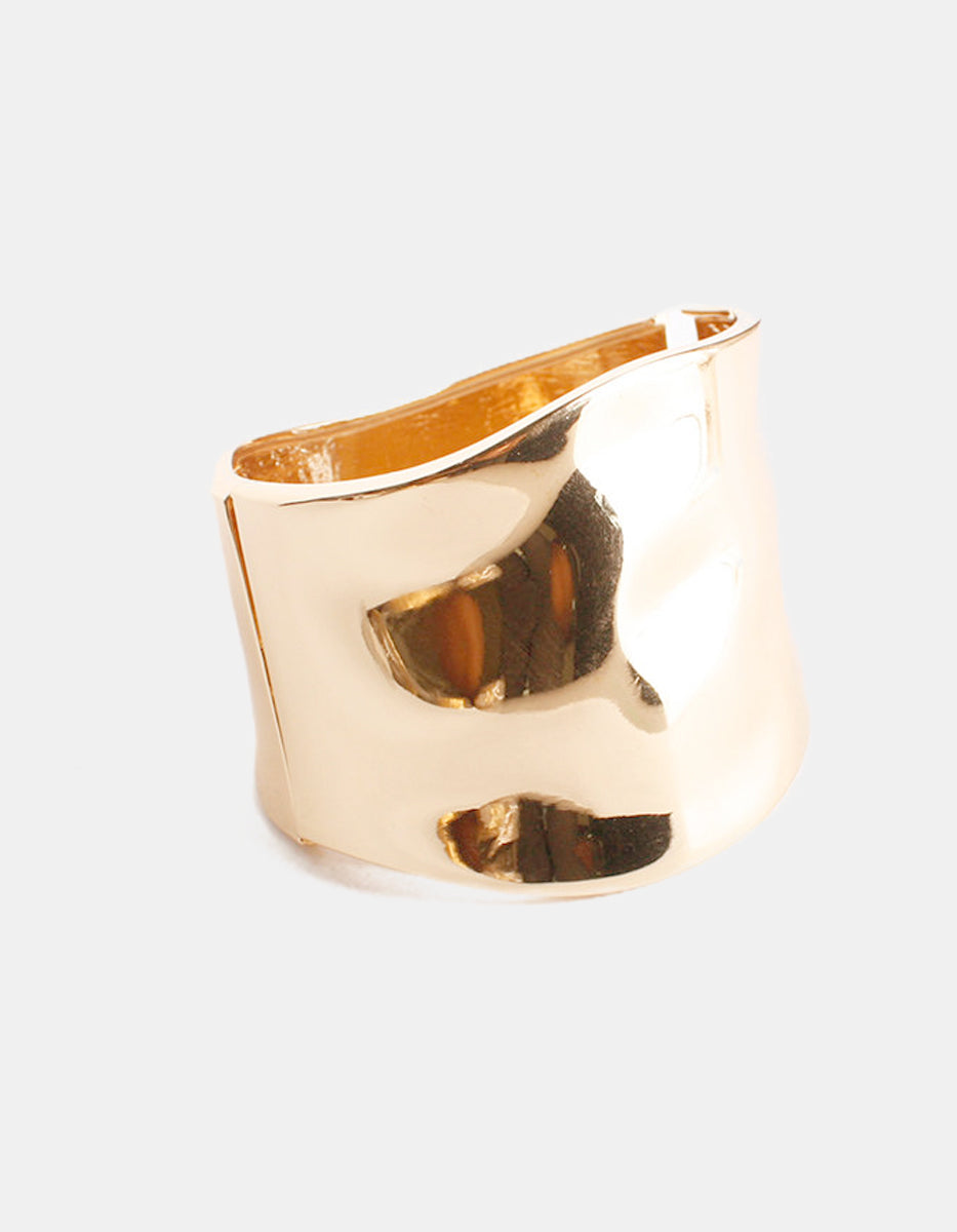 Brazalete de oro laminado 22k liso con ondas en la parte central Golden Chic