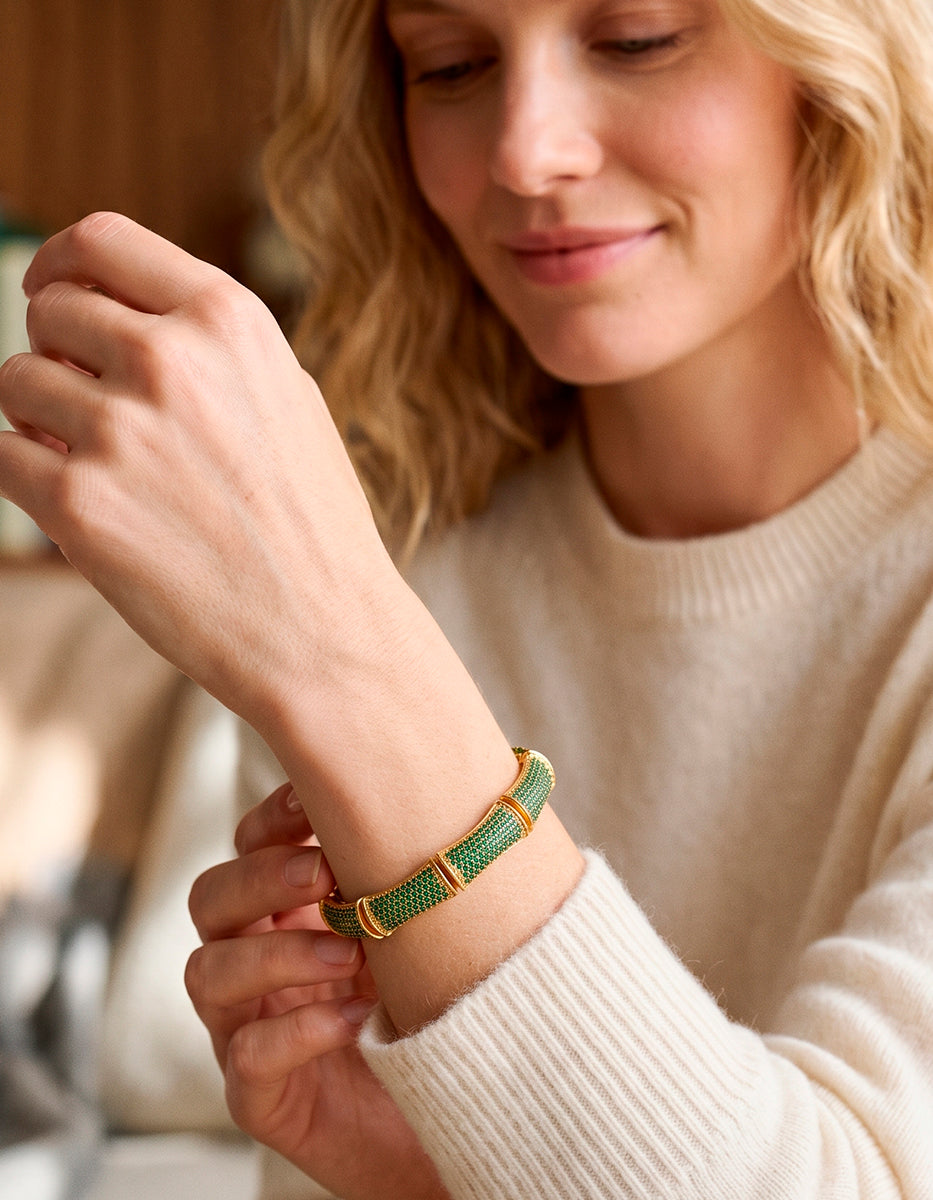 Brazalete de bronce en baño de oro con espinolitas verde esmeralda en corte brillante