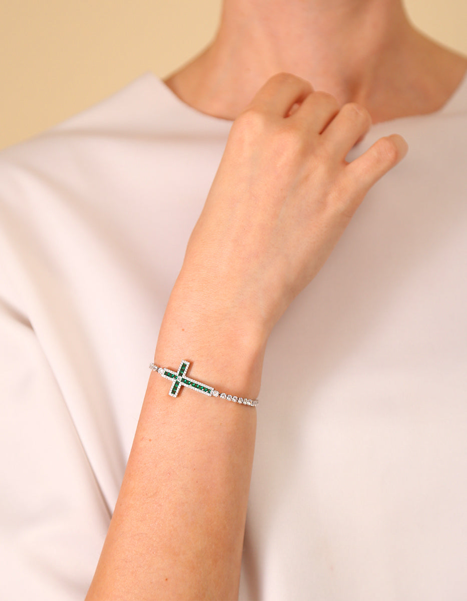 Pulsera ajustable en baño de platino con esmeralda de Bombay en forma de cruz de 2.5 cm Festive Style