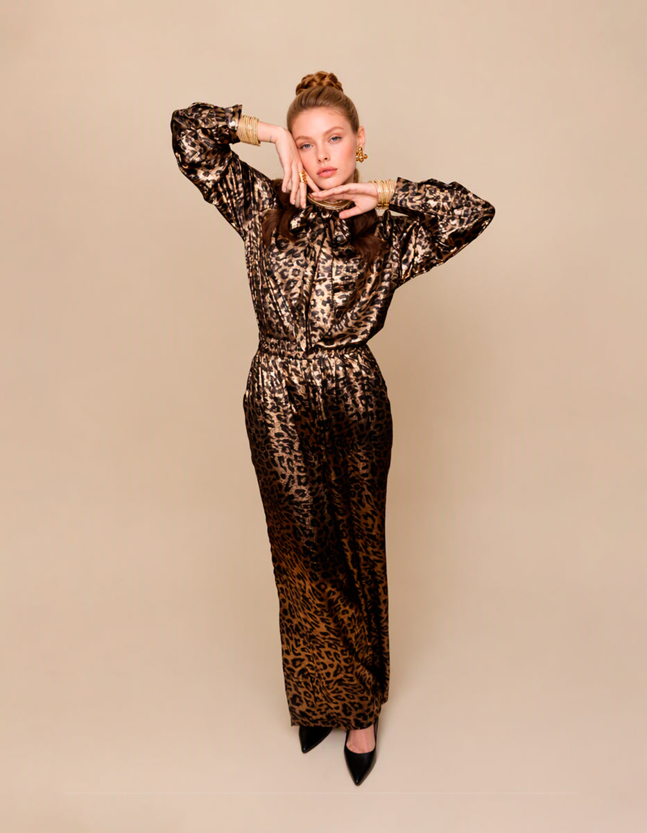 Conjunto Satinado de Blusa y Pantalón con Estampado de Leopardo y Lazo al Cuello