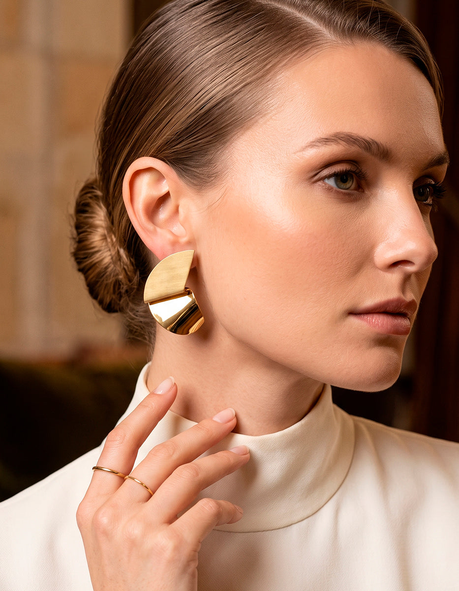 Aretes de pliegue geométrico en oro laminado de 22kt con acabado mate y brillante Golden Chic
