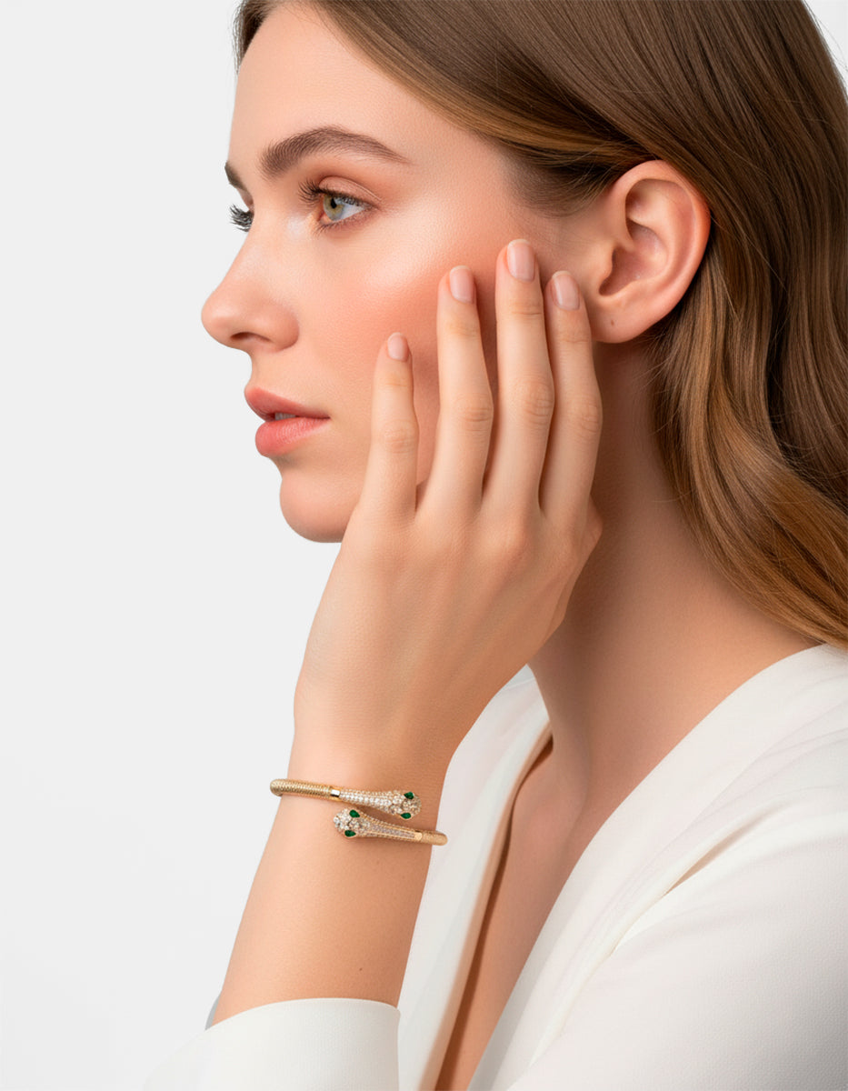 Brazalete en forma serpiente doble con topacios blancos y esmeralda de Bombay Festive Style