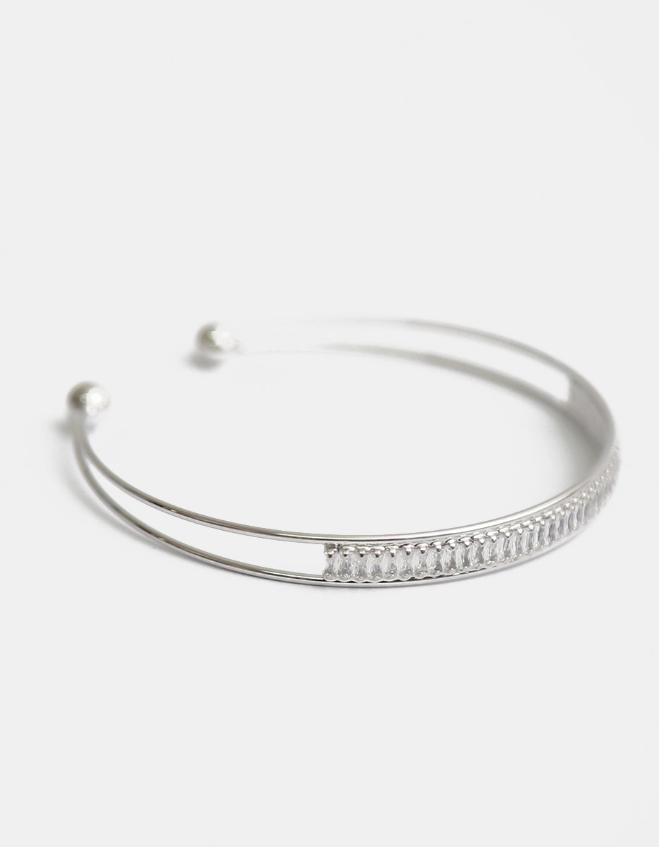 Brazalete en baño de platino con topacios blancos en corte baguette Festive Style