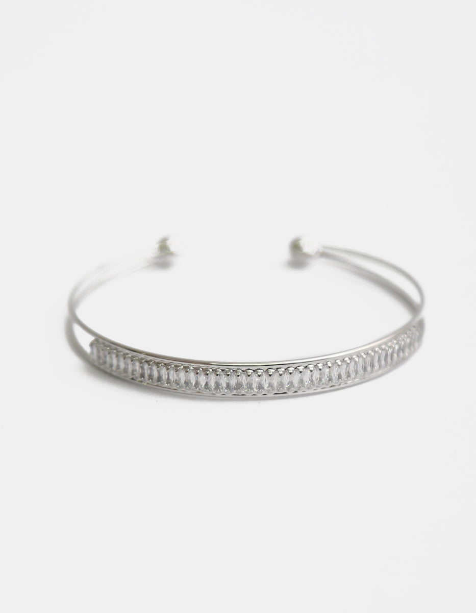 Brazalete en baño de platino con topacios blancos en corte baguette Festive Style