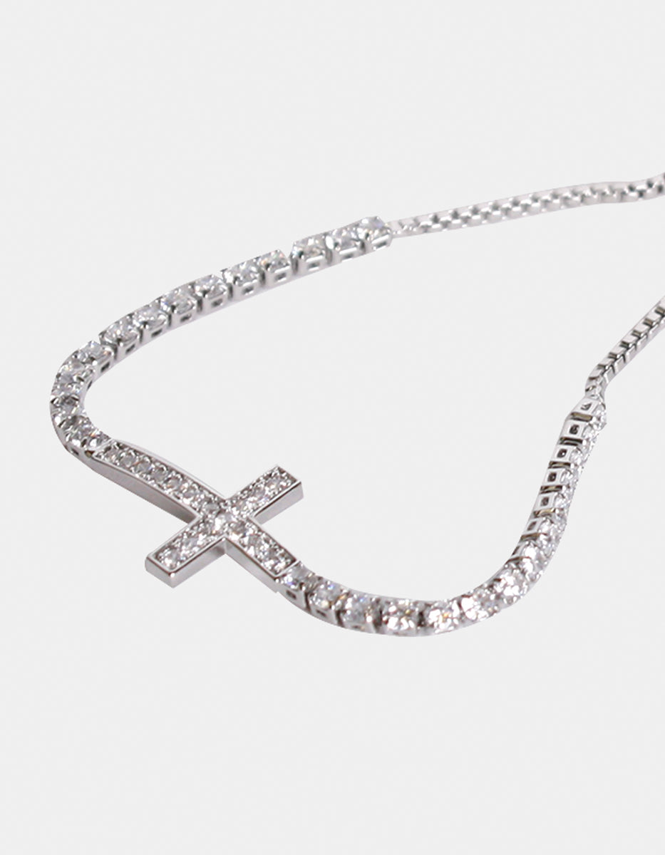 Pulsera ajustable con cruz central y topacios blancos · Festive Style