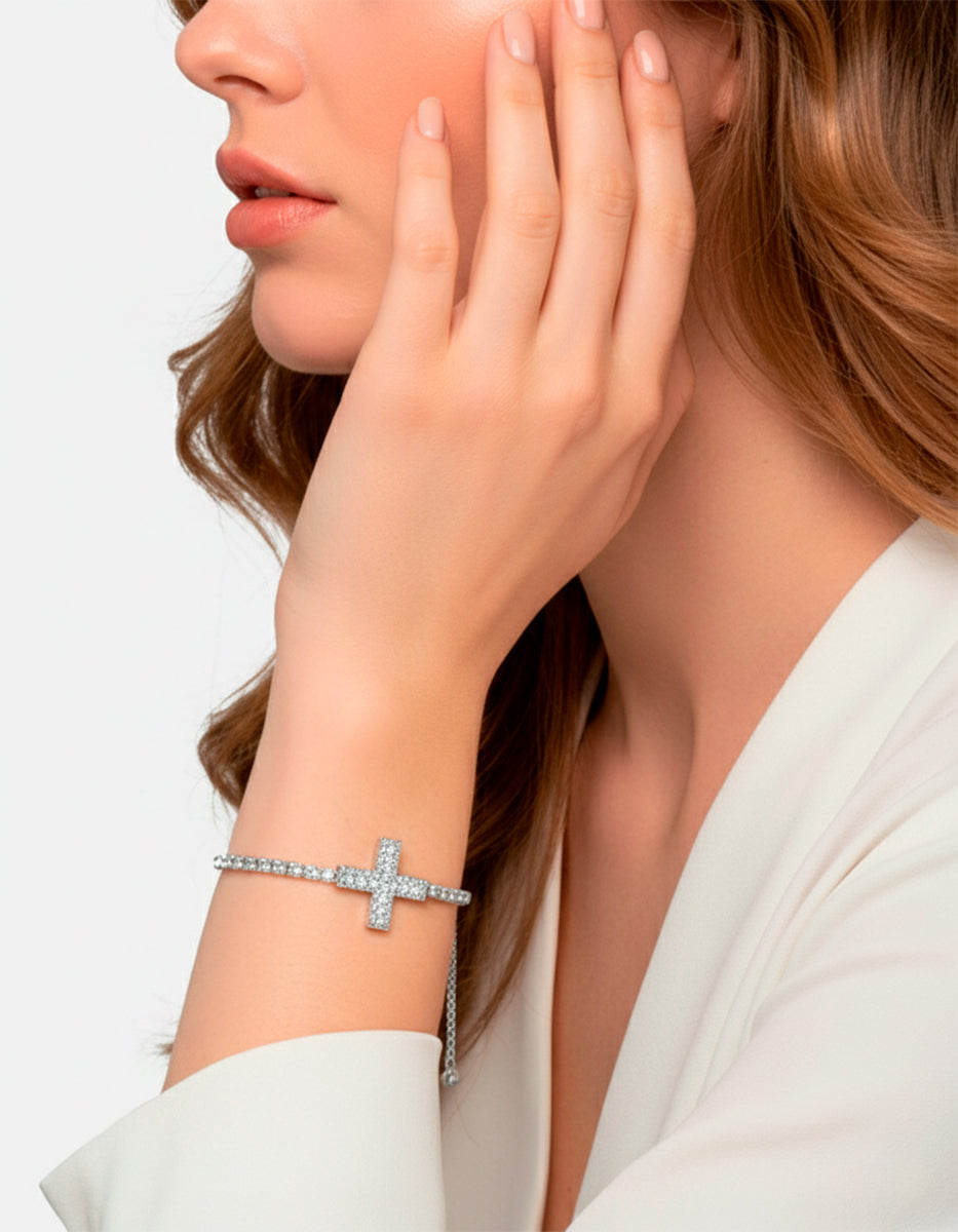 Pulsera ajustable con cruz central y topacios blancos Festive Style