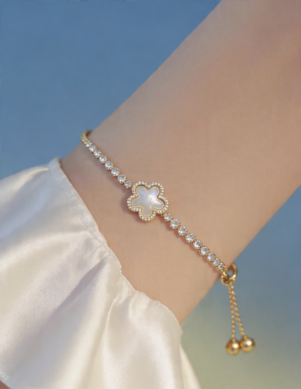 Pulsera ajustable delgada en baño de oro de 22 kt con flor central de perla y topacios blancos Festive Style