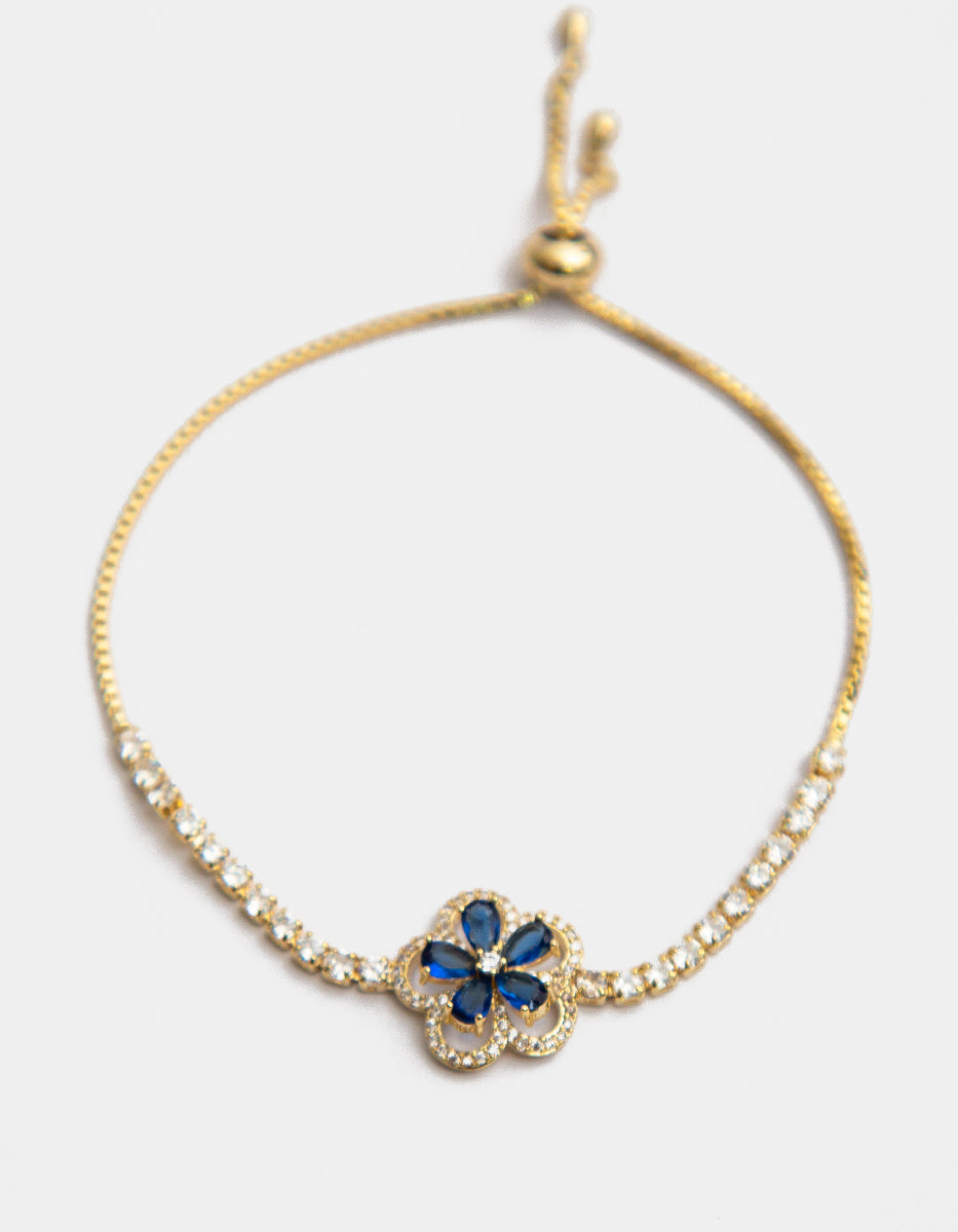 Pulsera ajustable de metal noble con flor central de gema azul y topacios blancos