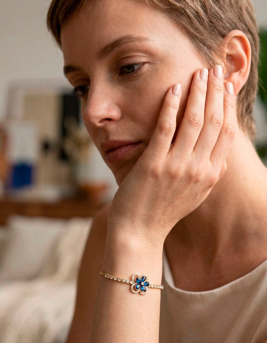 Pulsera ajustable de metal noble con flor central de gema azul y topacios blancos Festive Style