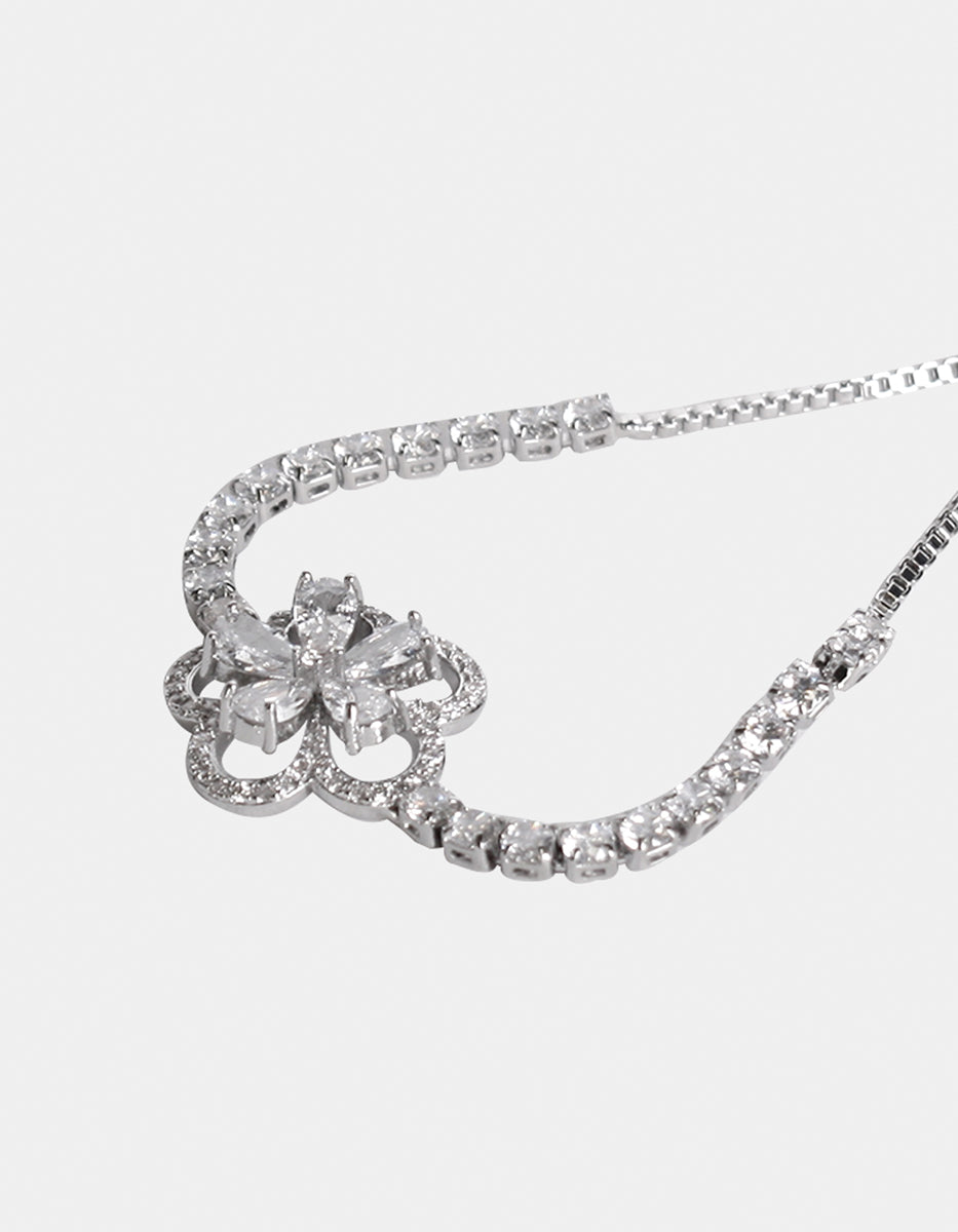 Pulsera ajustable con flor de 5 pétalos y topacios blancos Festive Style