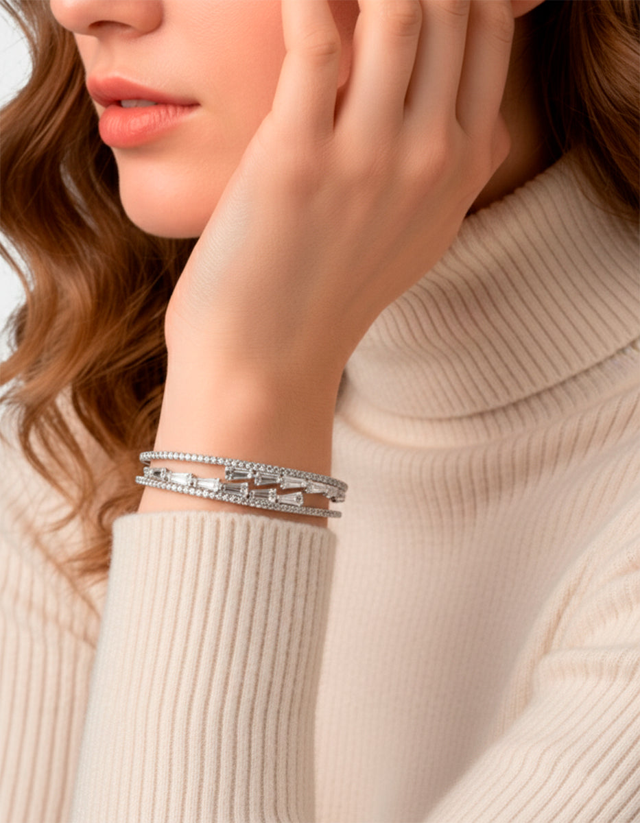Brazalete con doble hilo, topacio rectangular y topacios blancos en diagonal · Festive Style