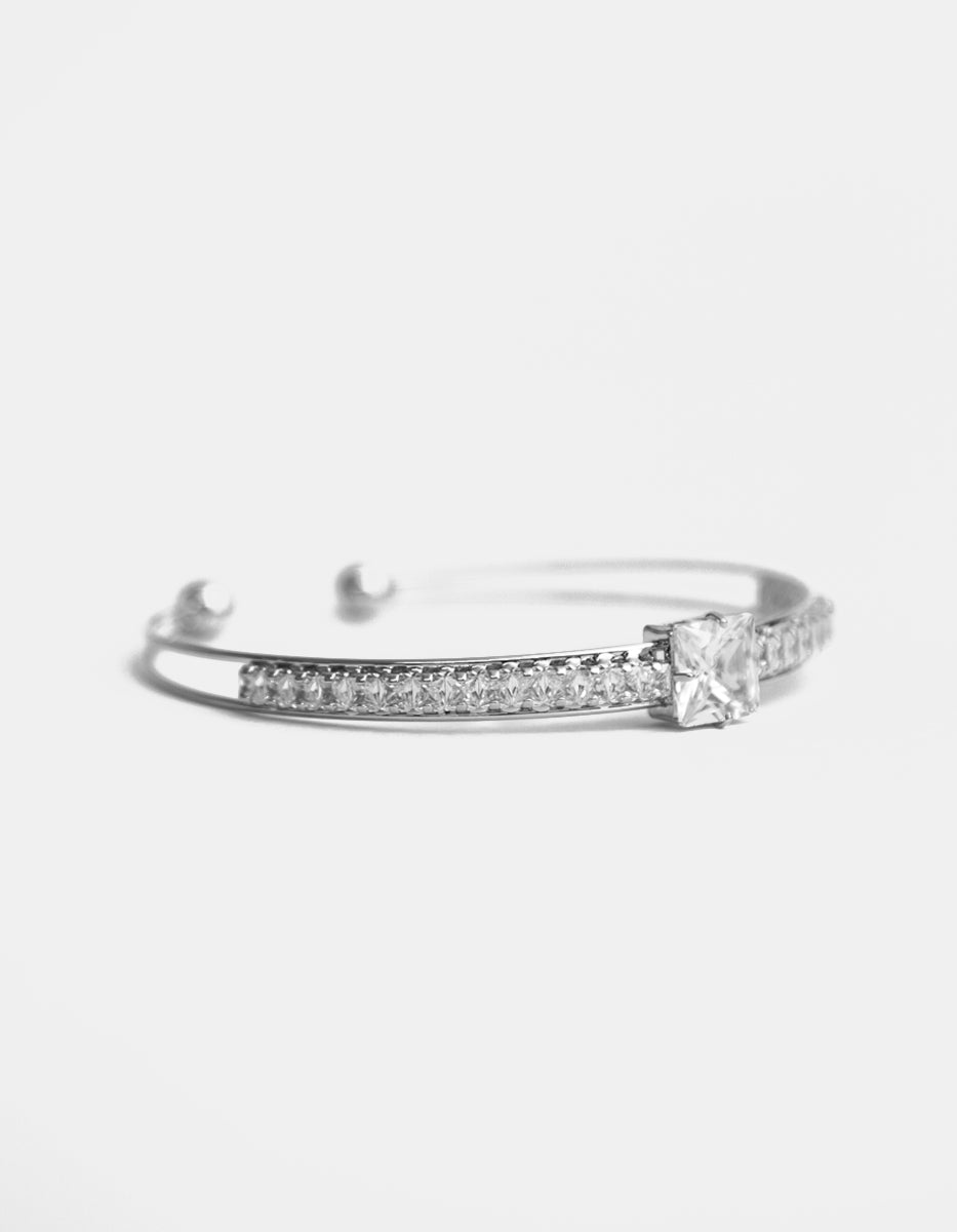 Brazalete de metal noble con topacio central cuadrado y topacios blancos en un hilo Festive Style