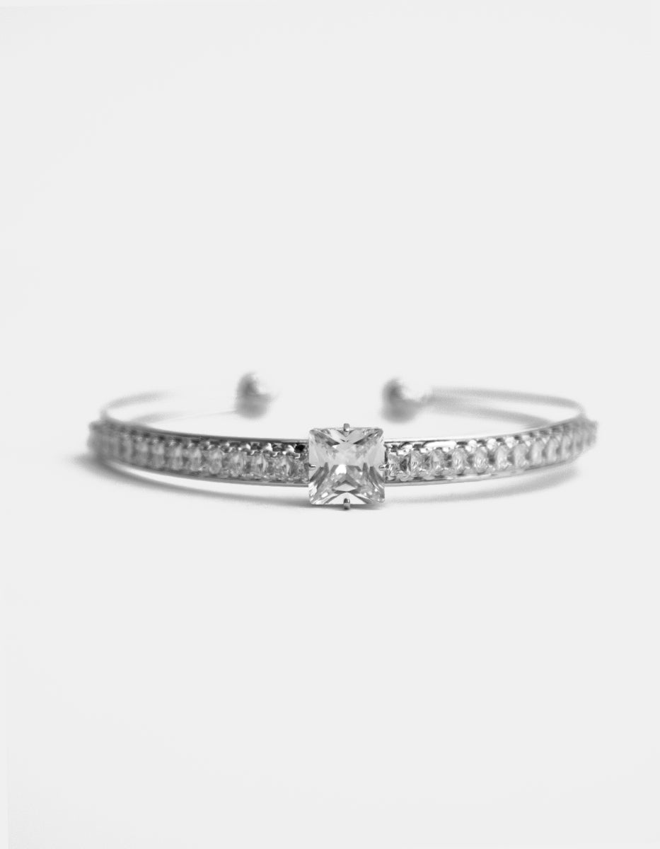 Brazalete de metal noble con topacio central cuadrado y topacios blancos en un hilo Festive Style