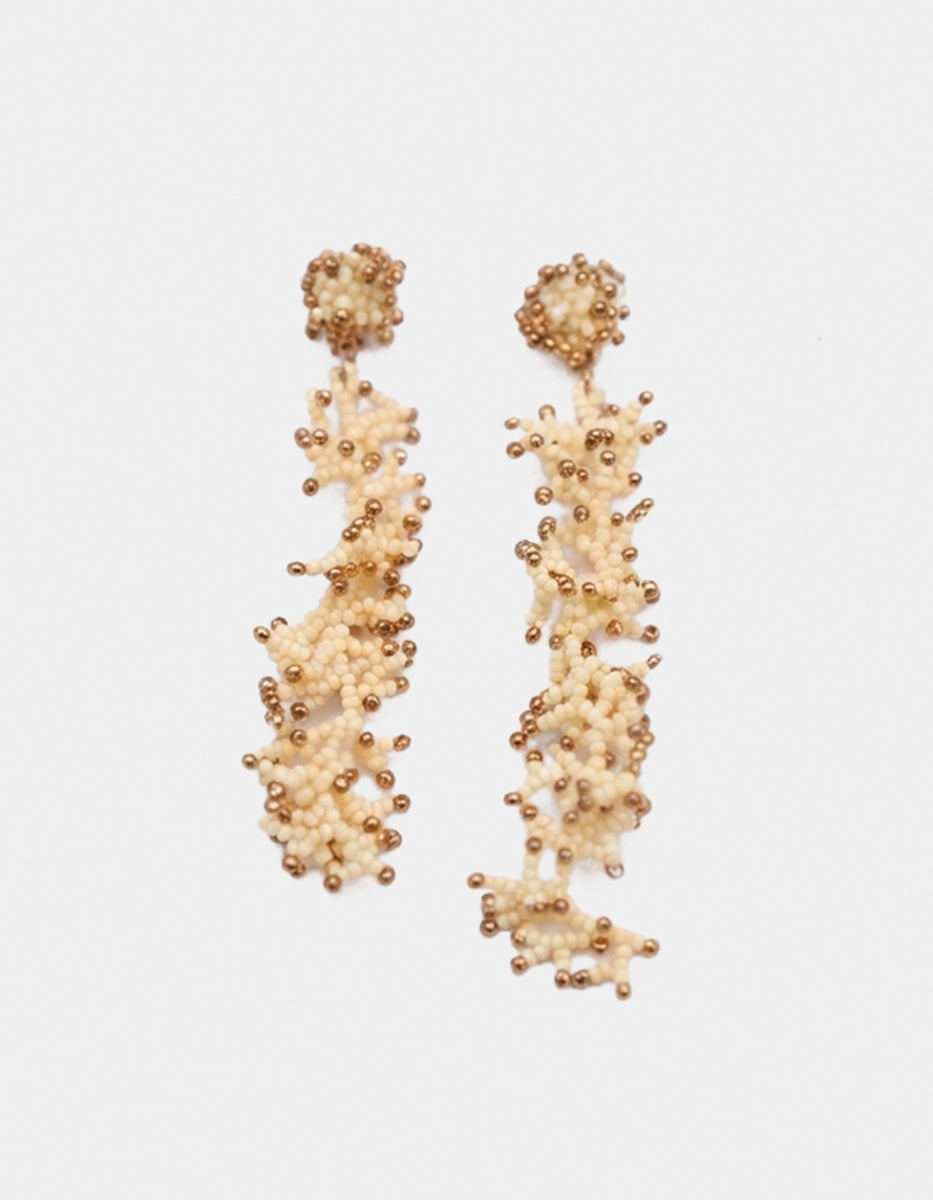Aretes de Gold-filled 18k & cuentas marfil con diseño de coral marino Ultramar