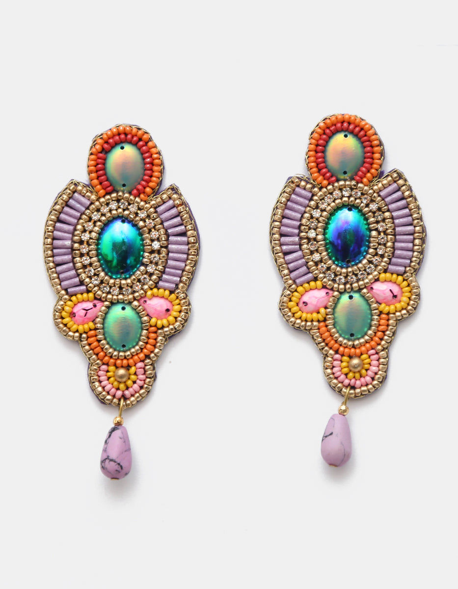 Aretes statement artesanales bordados en cuentas multicolor, topacios blancos y gota en tono lila