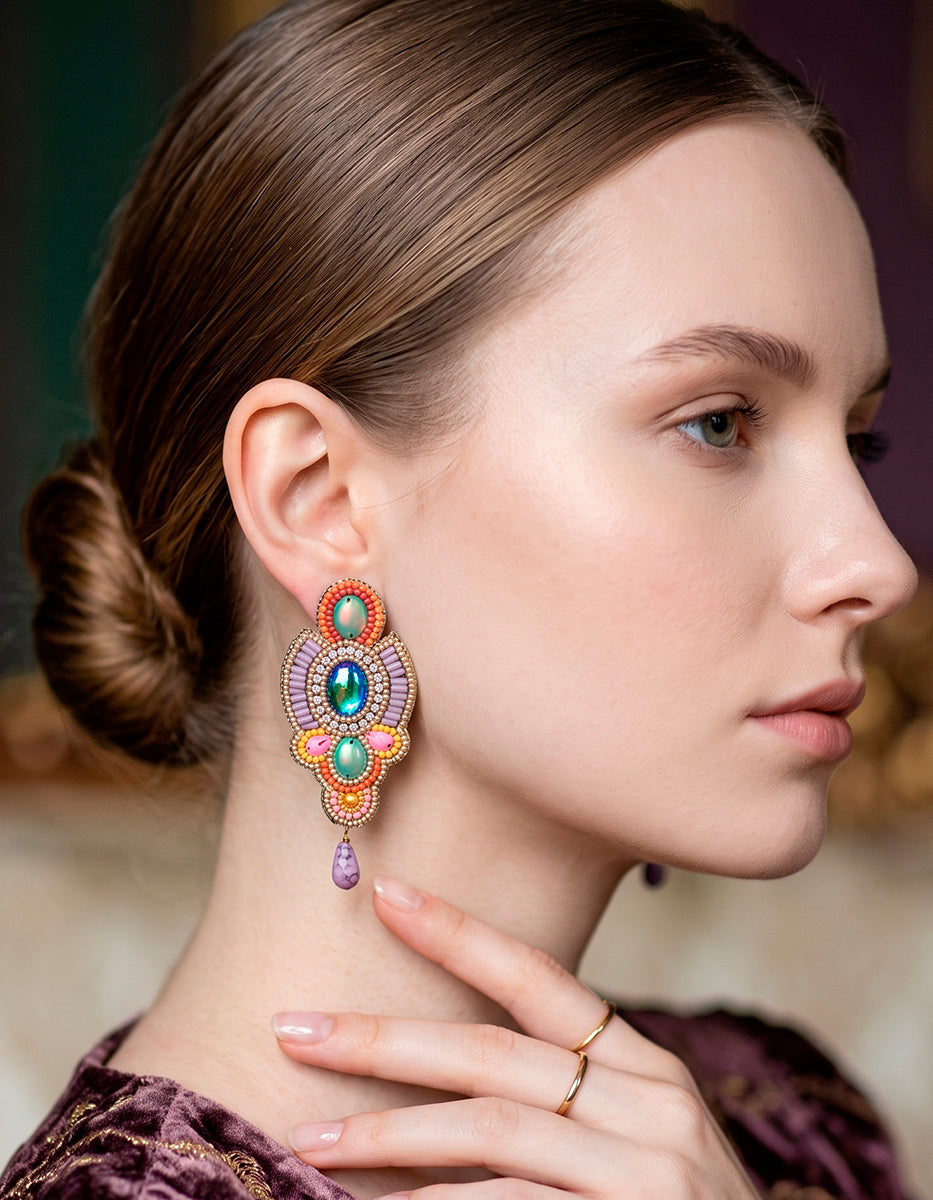 Aretes statement artesanales bordados en cuentas multicolor, topacios blancos y gota en tono lila