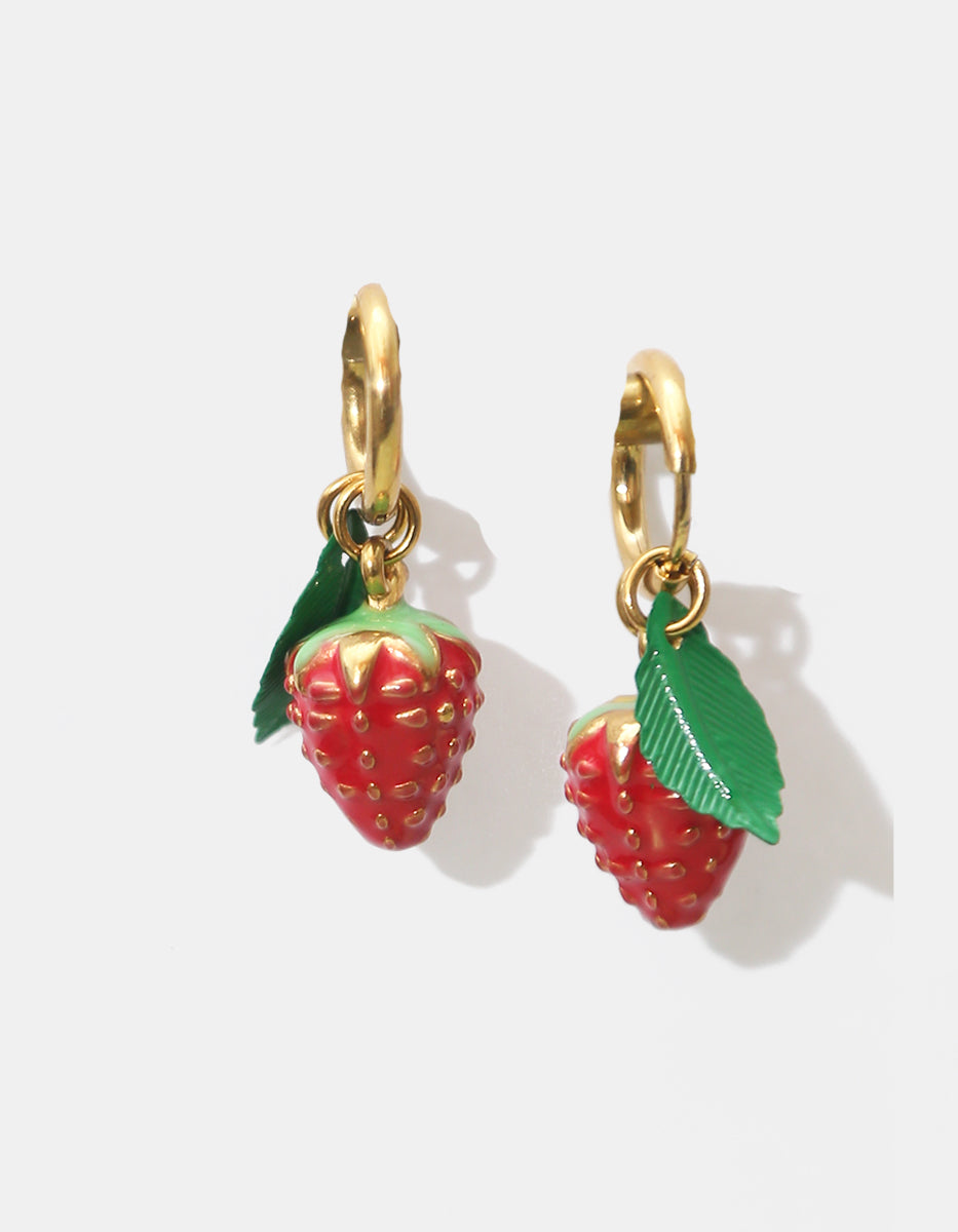 Arracadas en baño de oro de 22kt con dijes colgantes de fresa esmaltada y hoja verde Ultramar