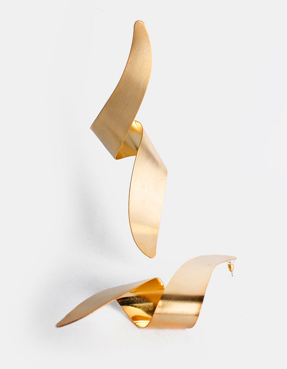 Aretes Oro laminado mate movimiento espiral Golden Chic